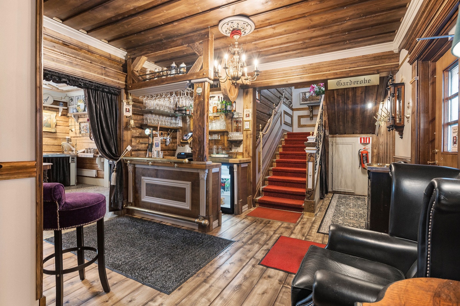 Inngang med bar/resepsjon, trappoppgang til 2. etasje og inngang til toaletter Galleribilde