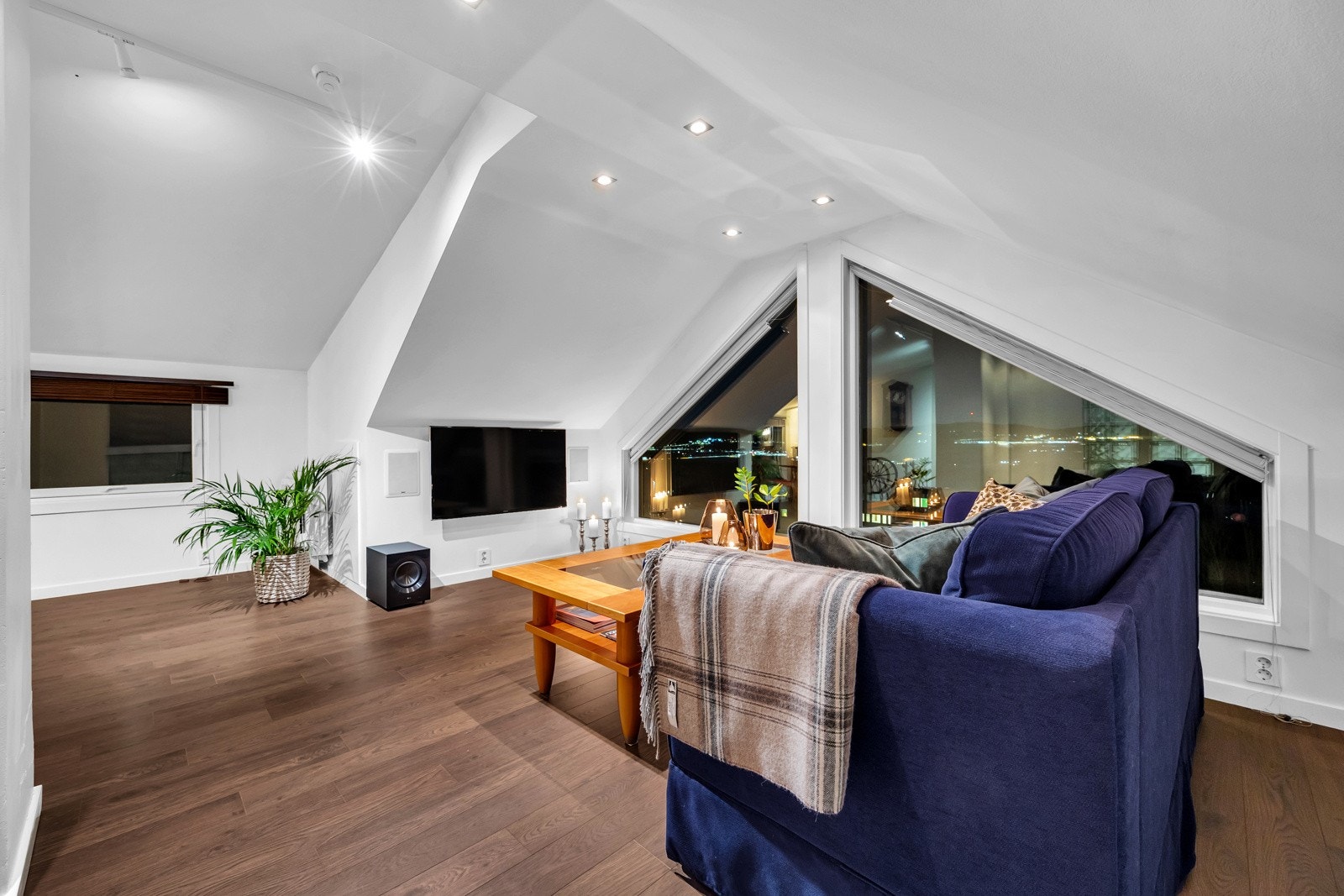 Loftstuen er i dag innredet med sofagruppe og tv. Loftstuen har et kryploft og et skap som byr på godt med oppbevaringsplass. Galleribilde