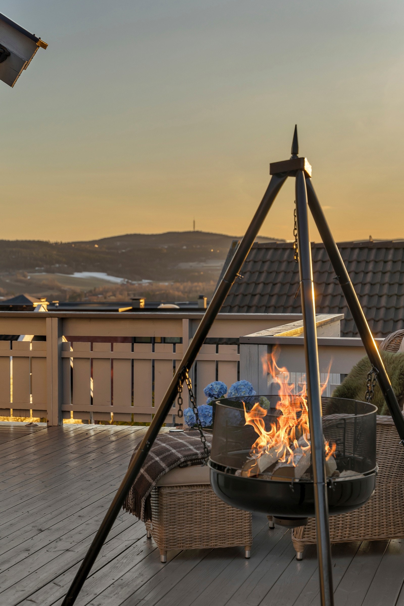 Eneboligen ligger i et veletablert og familievennlig boligområde på Brånåsen, Skedsmokorset. Fra eiendommen er det kort vei til skoler, barnehager, offentlig kommunikasjon og gode servicetilbud. Galleribilde