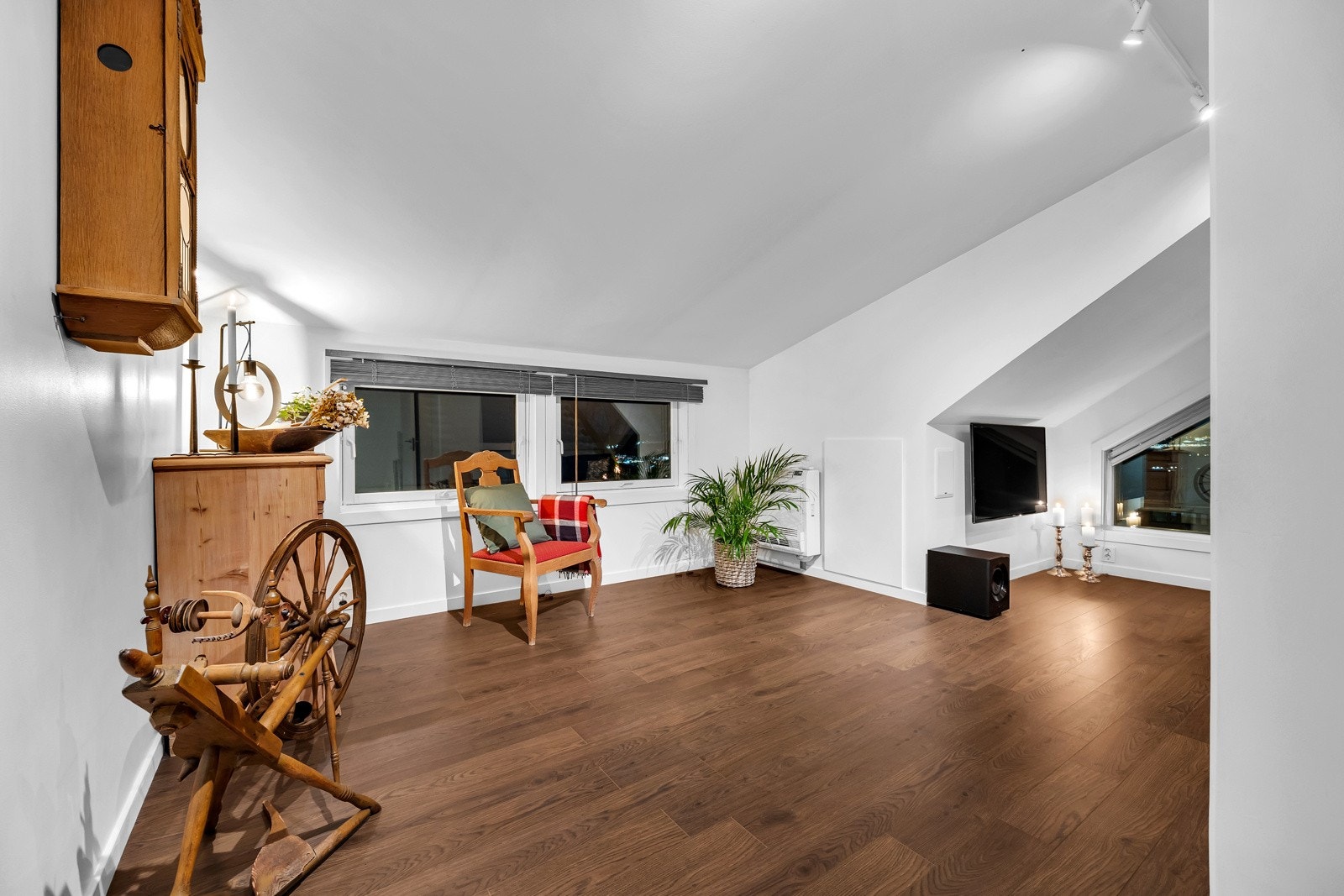 Boligen har en stor loftstue som gir gode bruksmuligheter. Et perfekt sted for den yngre generasjonen å trekke seg tilbake. Galleribilde