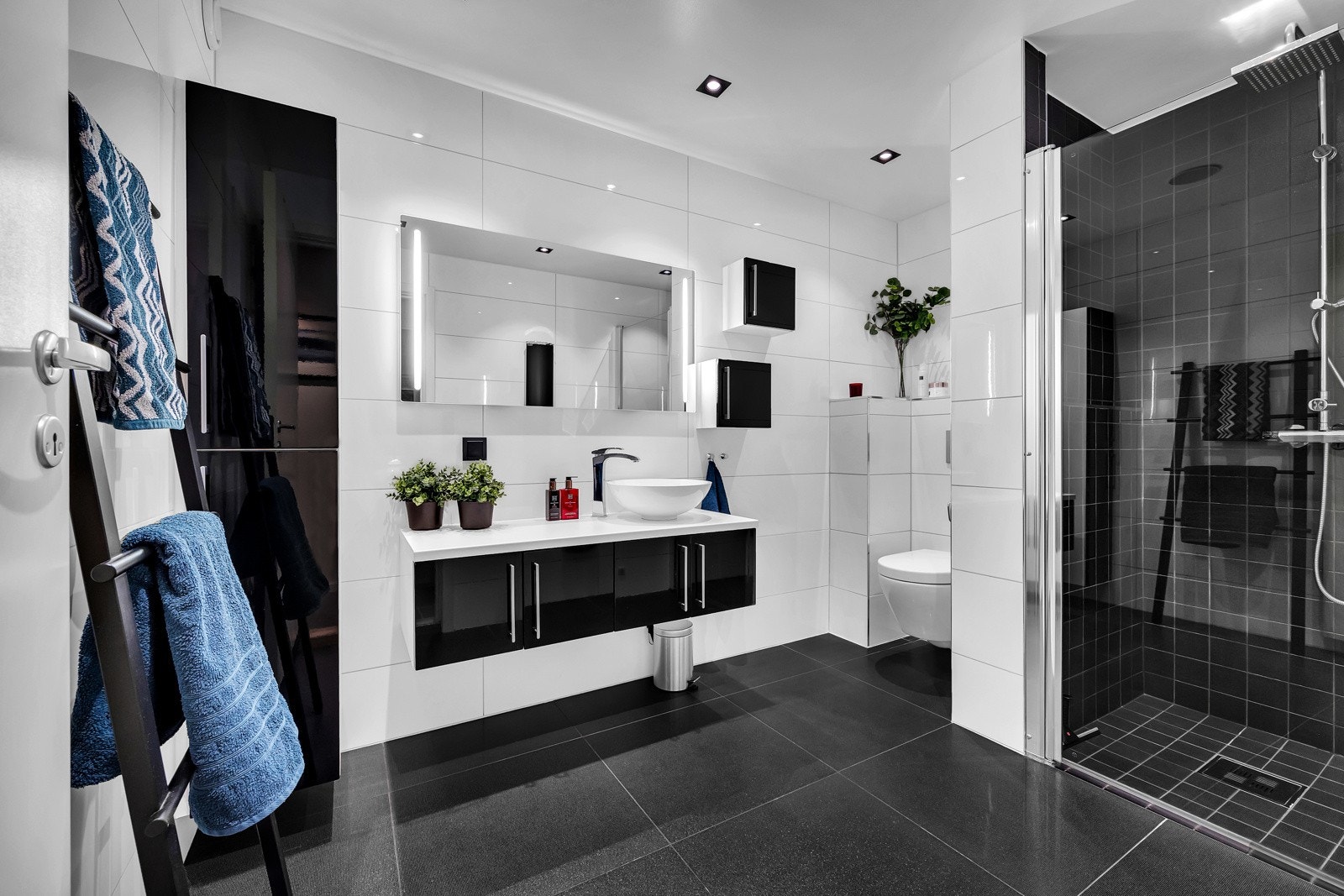 Badet i kjelleren fremstår moderne i stilen. Gulvet og veggene har flislagte overflater og det er lagt varmekabler i gulvet. Badet har musikkanlegg, en luksus du får i de færreste boliger. Galleribilde