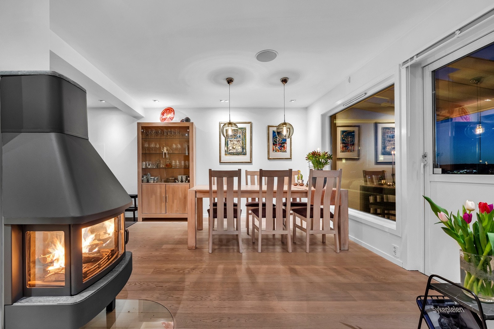 Stuens planløsning gjør det passende å innrede med sofagruppe/tv-stue i ene hjørnet av stuen. I andre hjørnet, med tilknytning til kjøkkenet er det god plass til et stort spisebord. Galleribilde