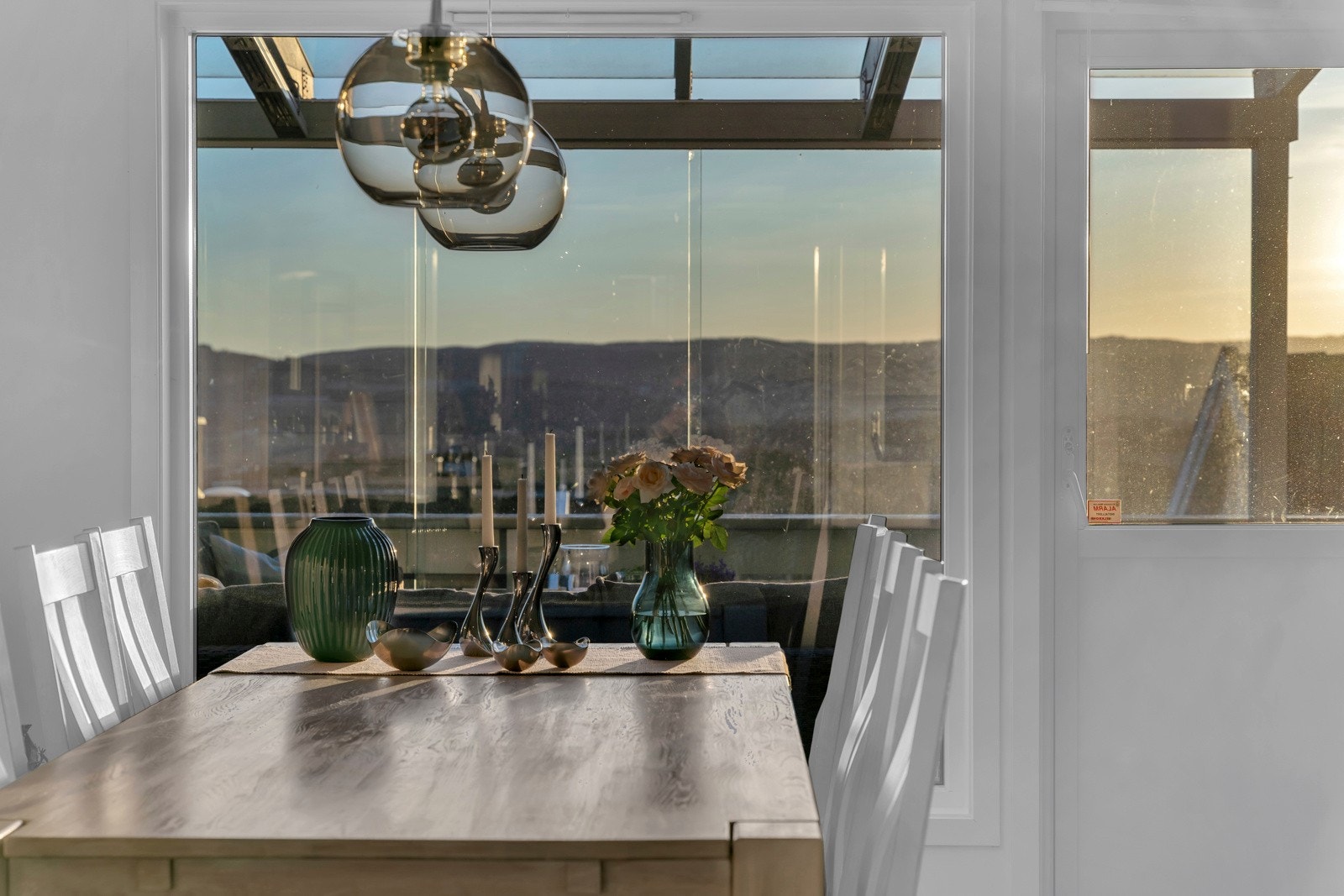 Terrassen på 52 Kvm er delvis innglasset. Her er det glass på både vegger og tak, så den fantastiske utsikten kan nytes også herfra. Glassene kan åpnes/ skyves til side om dette er ønskelig. Galleribilde