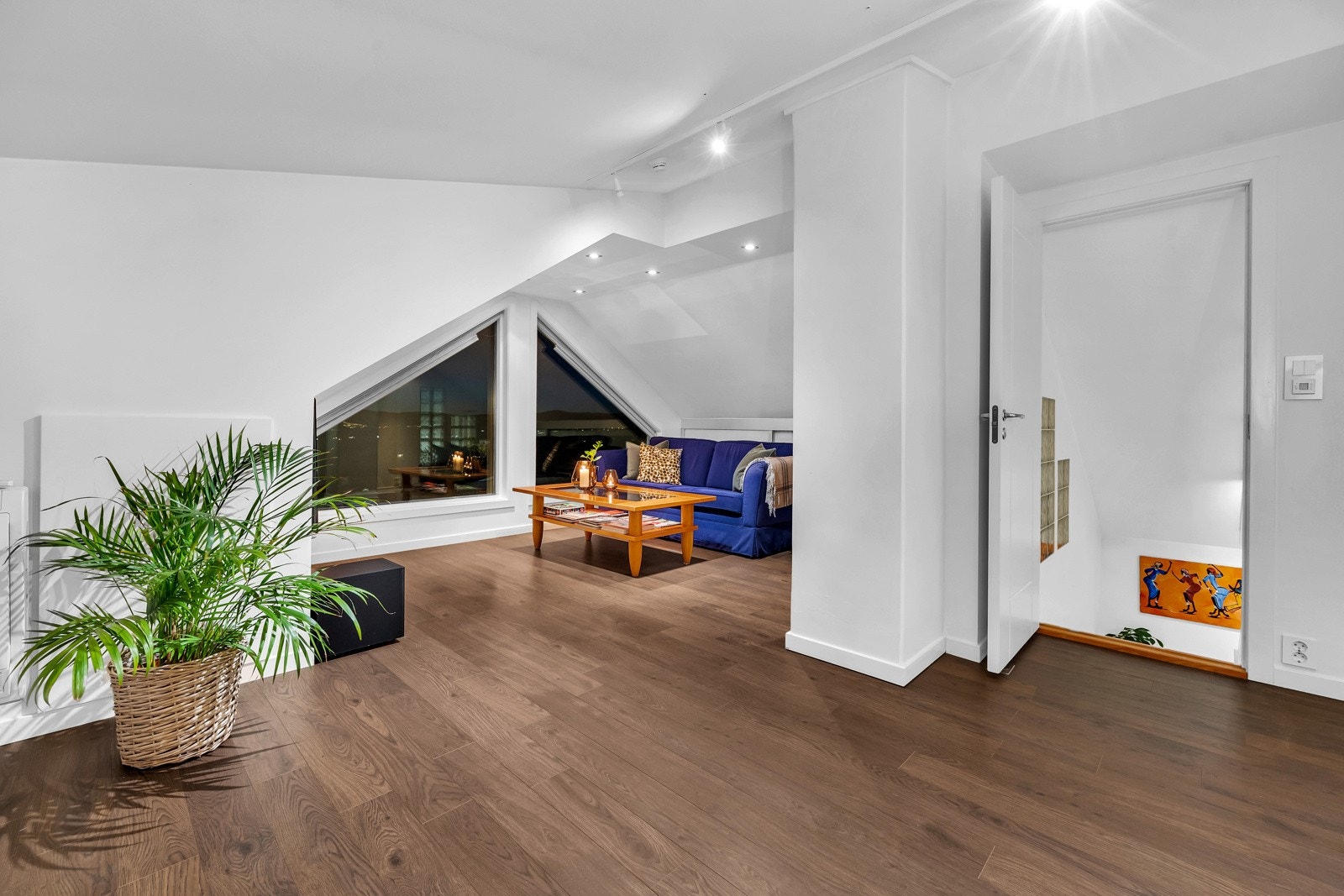 Stuen har store flotte vinduer, som byr på en fantastisk utsikt. På loftstuen er det montert luft til luft varmepumpe, som holder etasjen kjørlig om sommeren. Galleribilde