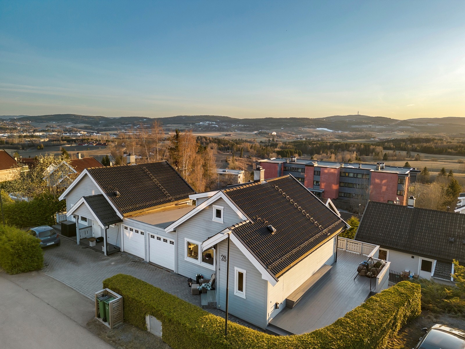 Velkommen til Hattemakerlia 28! Særdeles gjennomført bolig i barnevennlige omgivelser, med fantastisk utsikt og solrike uteplasser. Garasje og suveren beliggenhet. Galleribilde
