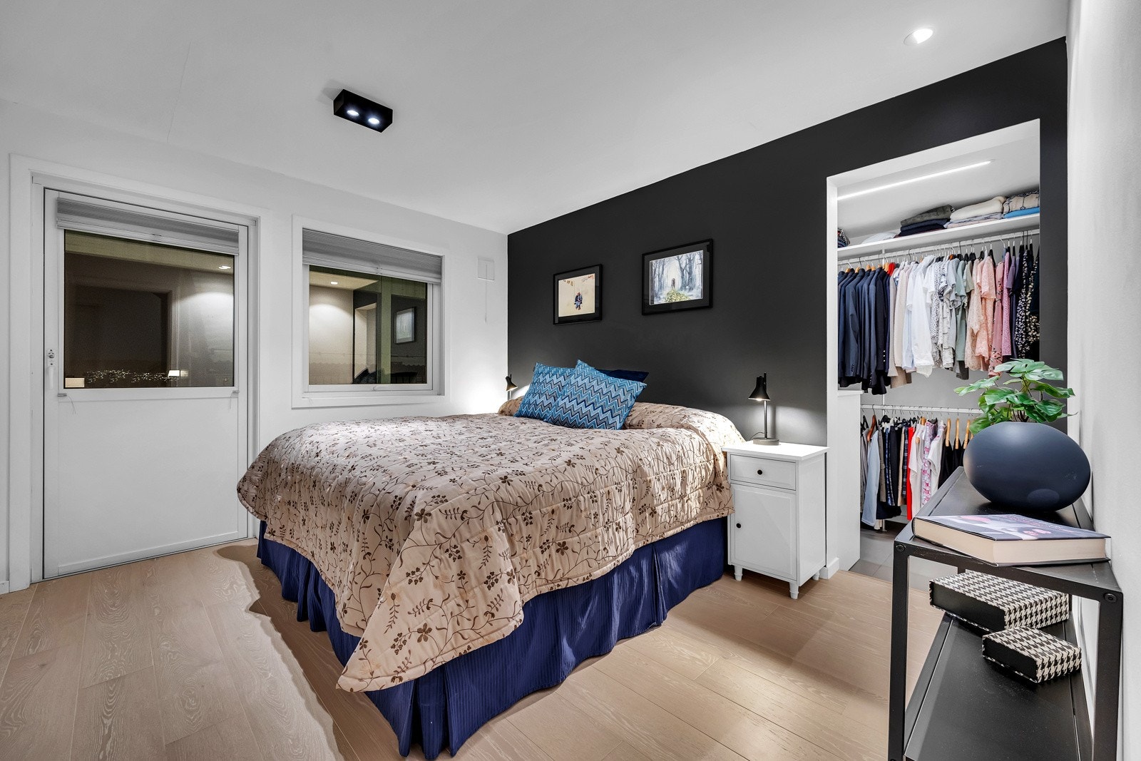 Boligen har tre soverom i boligens u.etasje. Hovedsoverommet er romslig i størrelsen og kan fint innredes med stor dobbeltseng og annet møblement etter behov. Rommet har direkte inngang til eget walk-in closet, for oppbevaring av klær og sko. Galleribilde