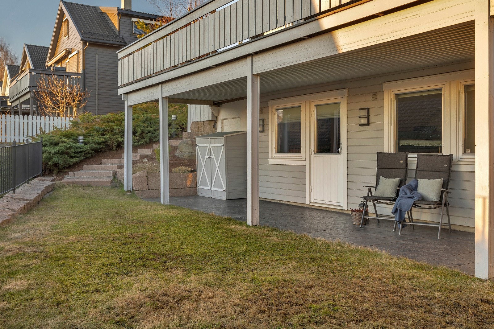 Med adkomst fra hagen og hovedsoverommet i under etasjen, finnes en stor vestvendt terrasseplatting på ca. 21 Kvm. Terrassen er overbygd og kan derfor benyttes i både finvær og ruskevær. Galleribilde