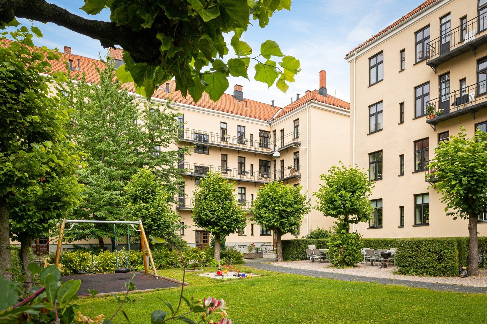 Aksjelaget har en stor og meget pent opparbeidet bakgård til bruk for beboerne Galleribilde