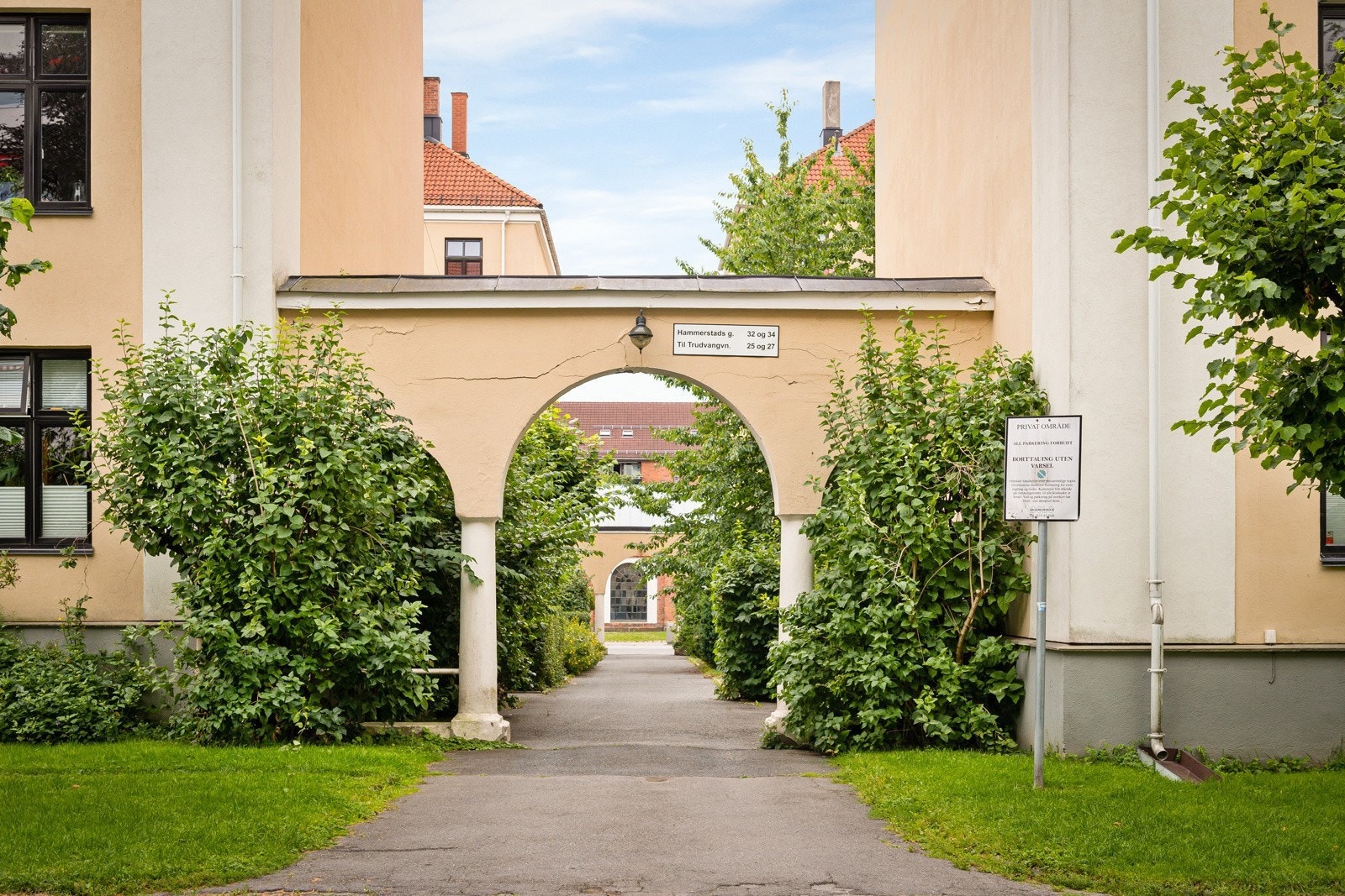 Store, flotte portaler inn til bakgården Galleribilde