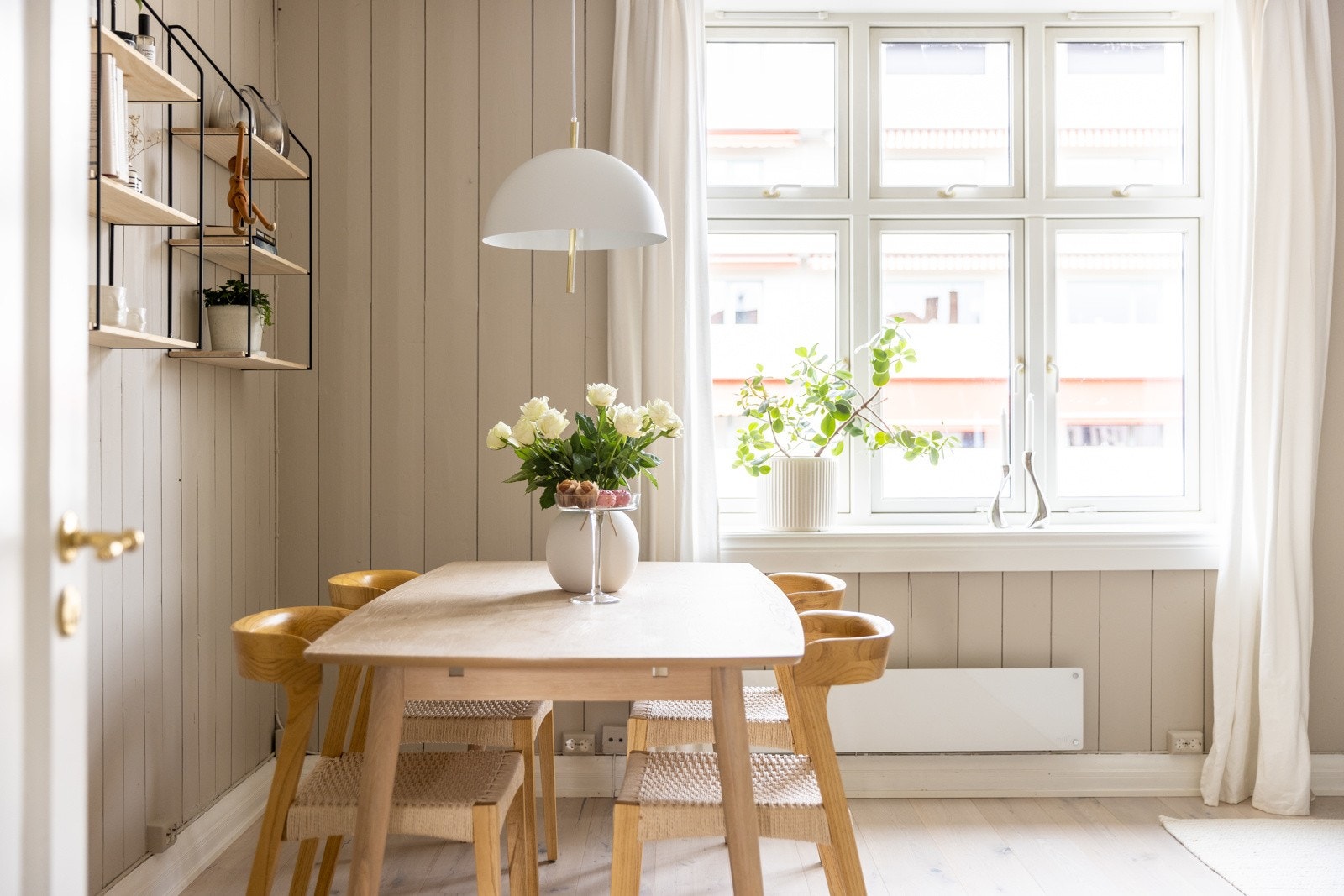 Leiligheten har store, flotte vindusflater som slipper inn rikelig med naturlig sollys. Vinduer fra 2009 Galleribilde