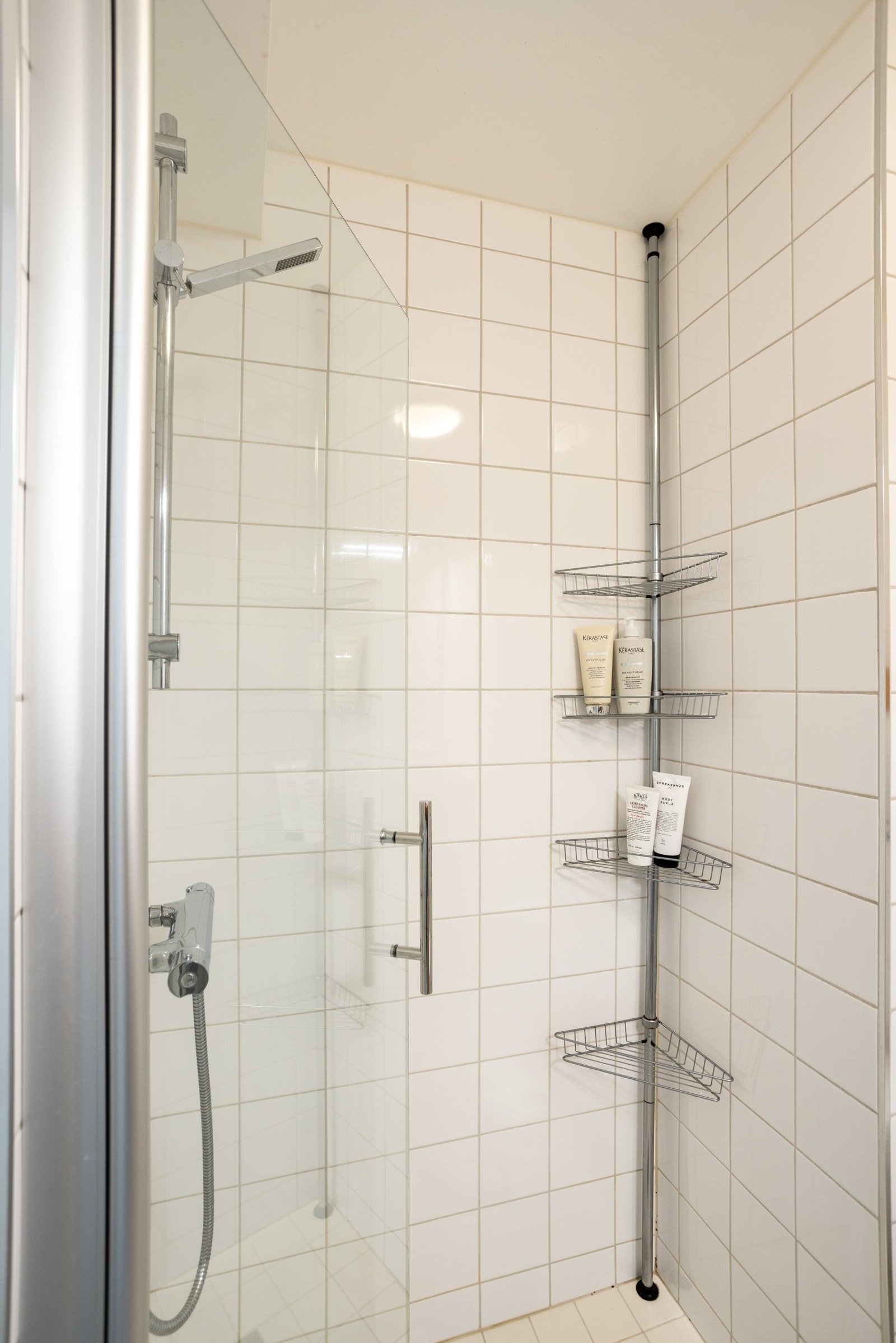 Badet er innredet med svingbar dusjvegg og termostatstyrt dusjbatteri i krom Galleribilde