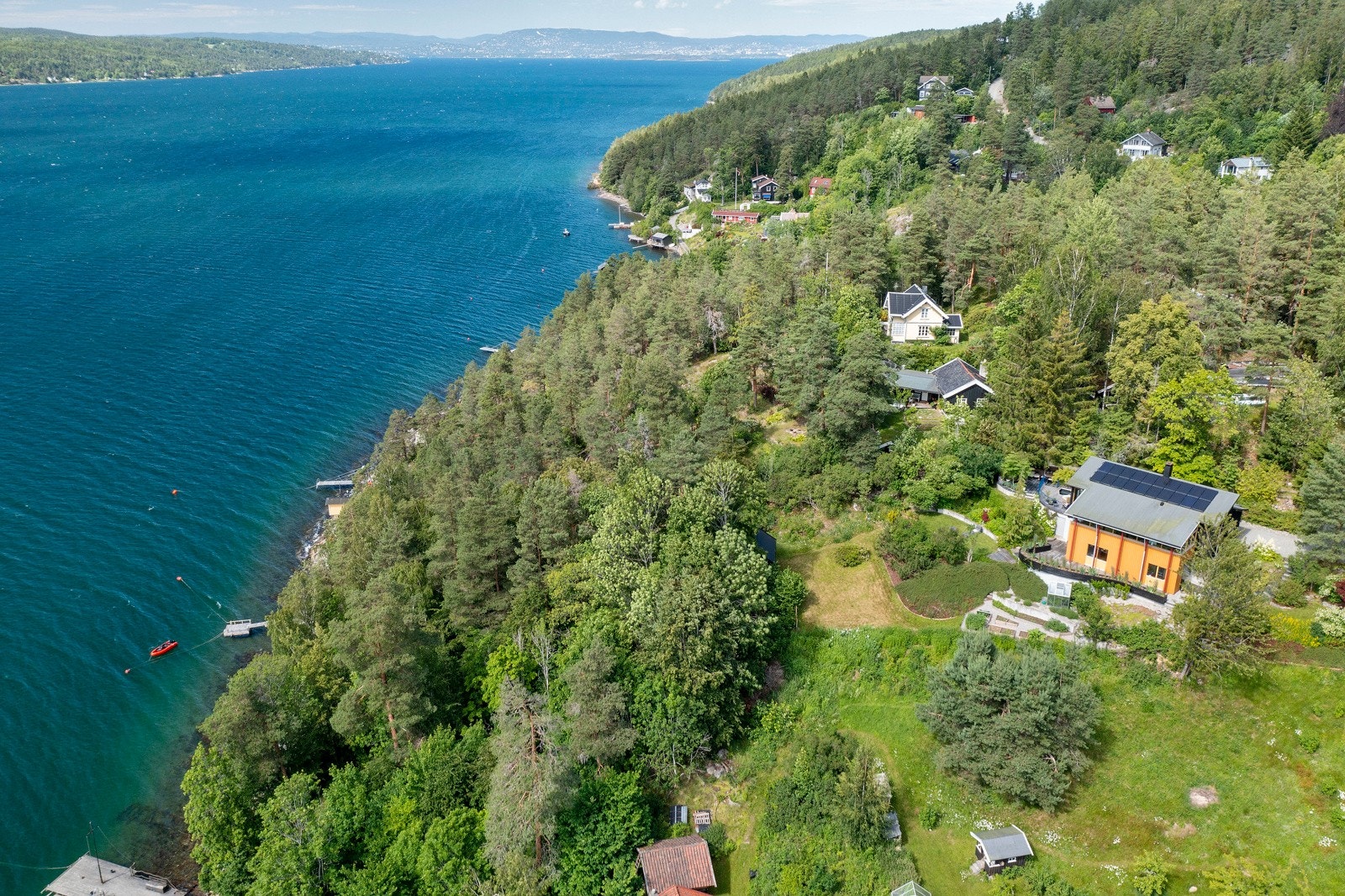 Eiendommen strekker seg hele veien fra bolig og ned til egen privat strand Galleribilde