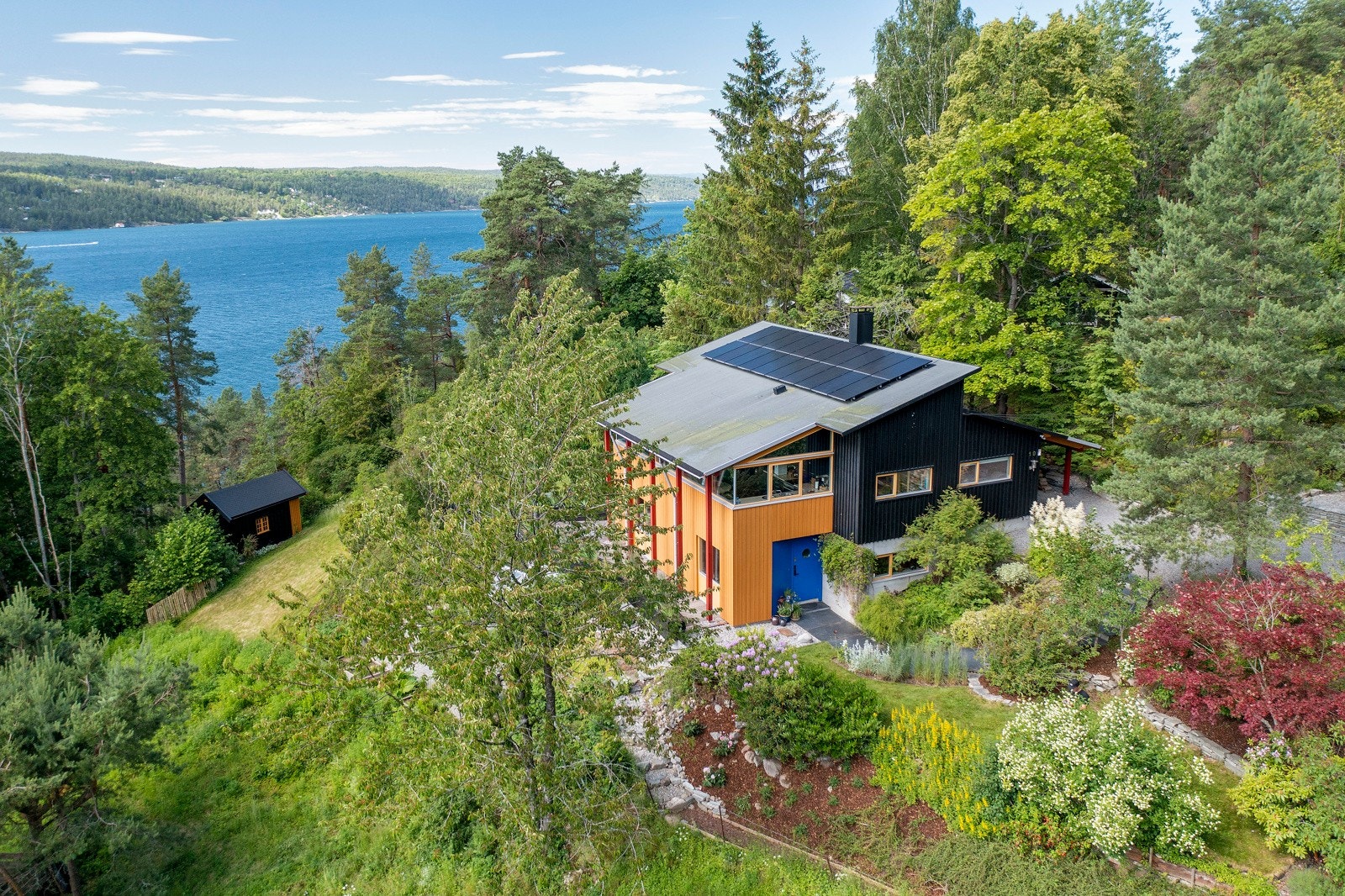 Idyllisk og praktfull arkitekttegnet og påkostet villa på Svartskog Galleribilde