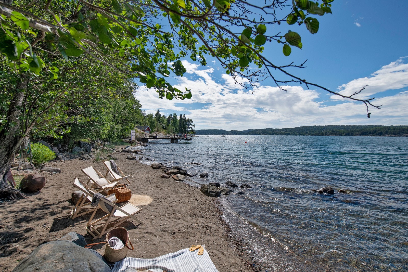 Solen kommer på sandstranden rundt kl. 12.30 midtsommer Galleribilde