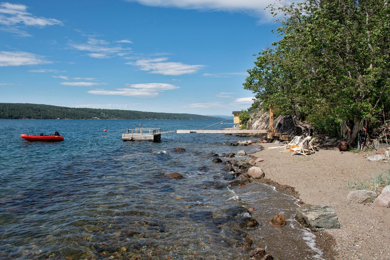 Egen, solrik strand med godkjent brygge og flytebrygge. Galleribilde