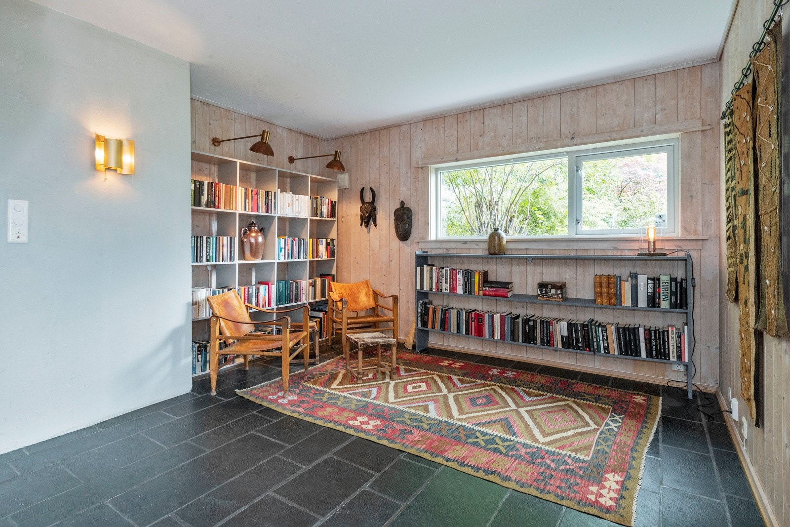 En del av hallen er brukt som bibliotek / lesekrok Galleribilde