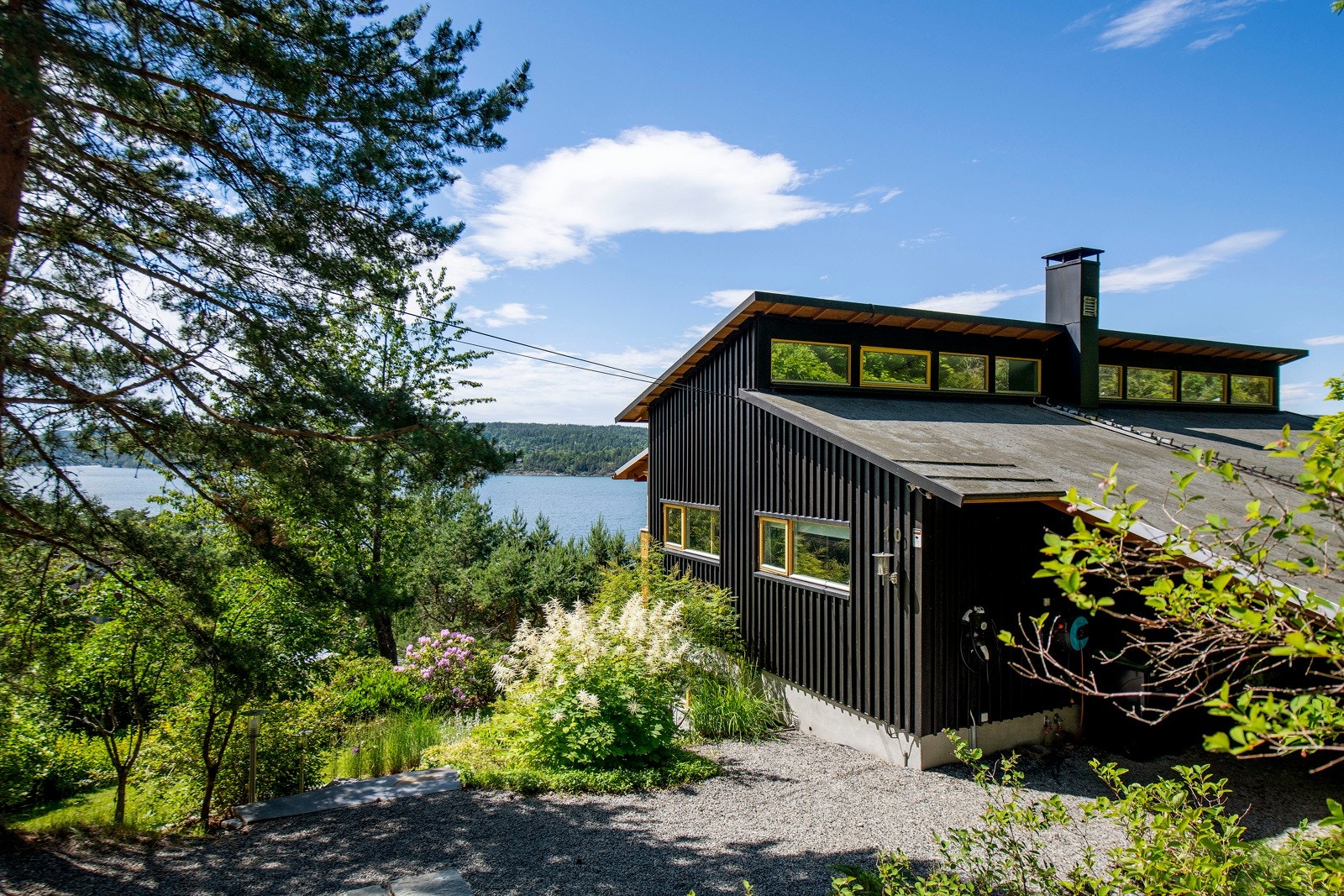 Carport på 32 kvm med montert elbil-lader Galleribilde