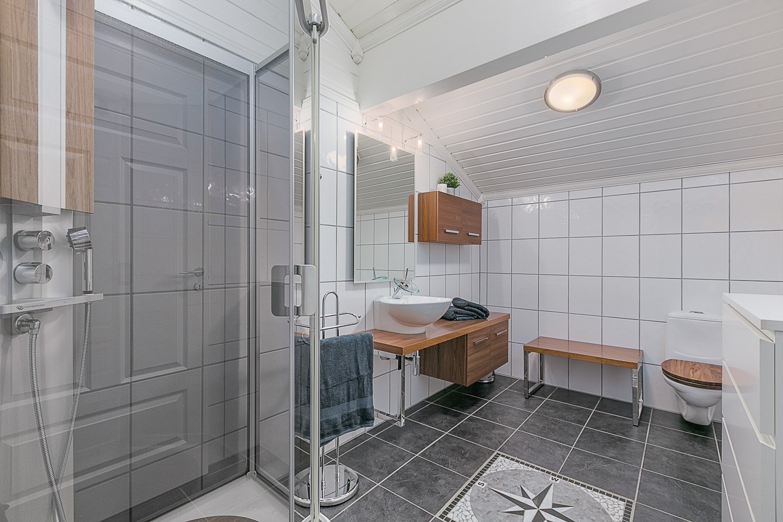 Bad i andre etasje med dusjkabinett. Galleribilde