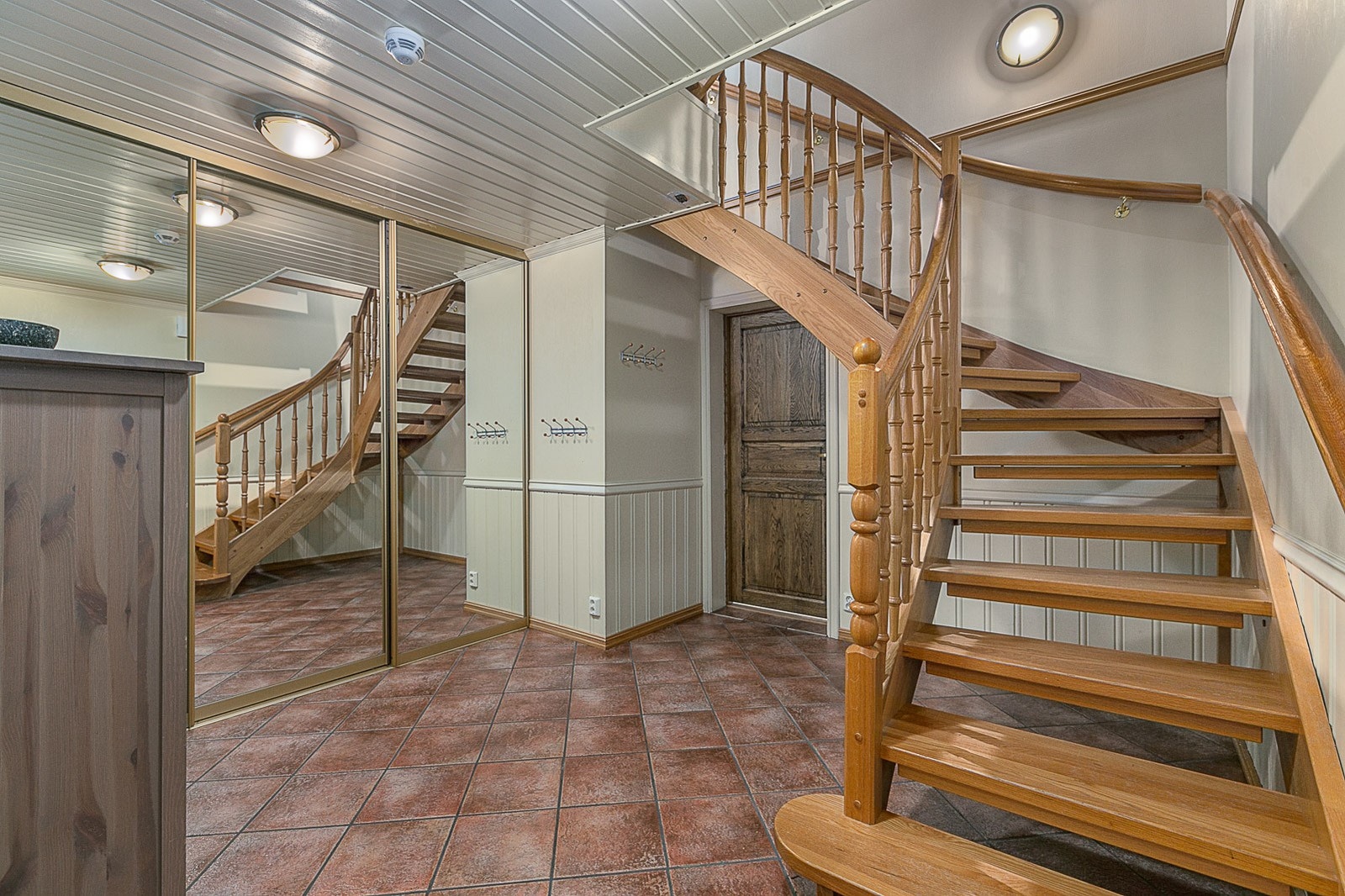 Stor gang med skyvedørsgarderobe og inngang til teknisk rom. Galleribilde