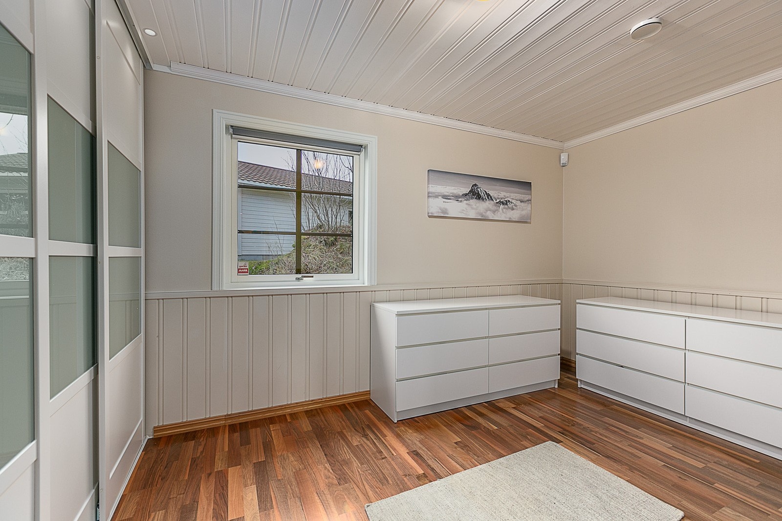 Boligen har totalt fem soverom, alle av god størrelse. Galleribilde