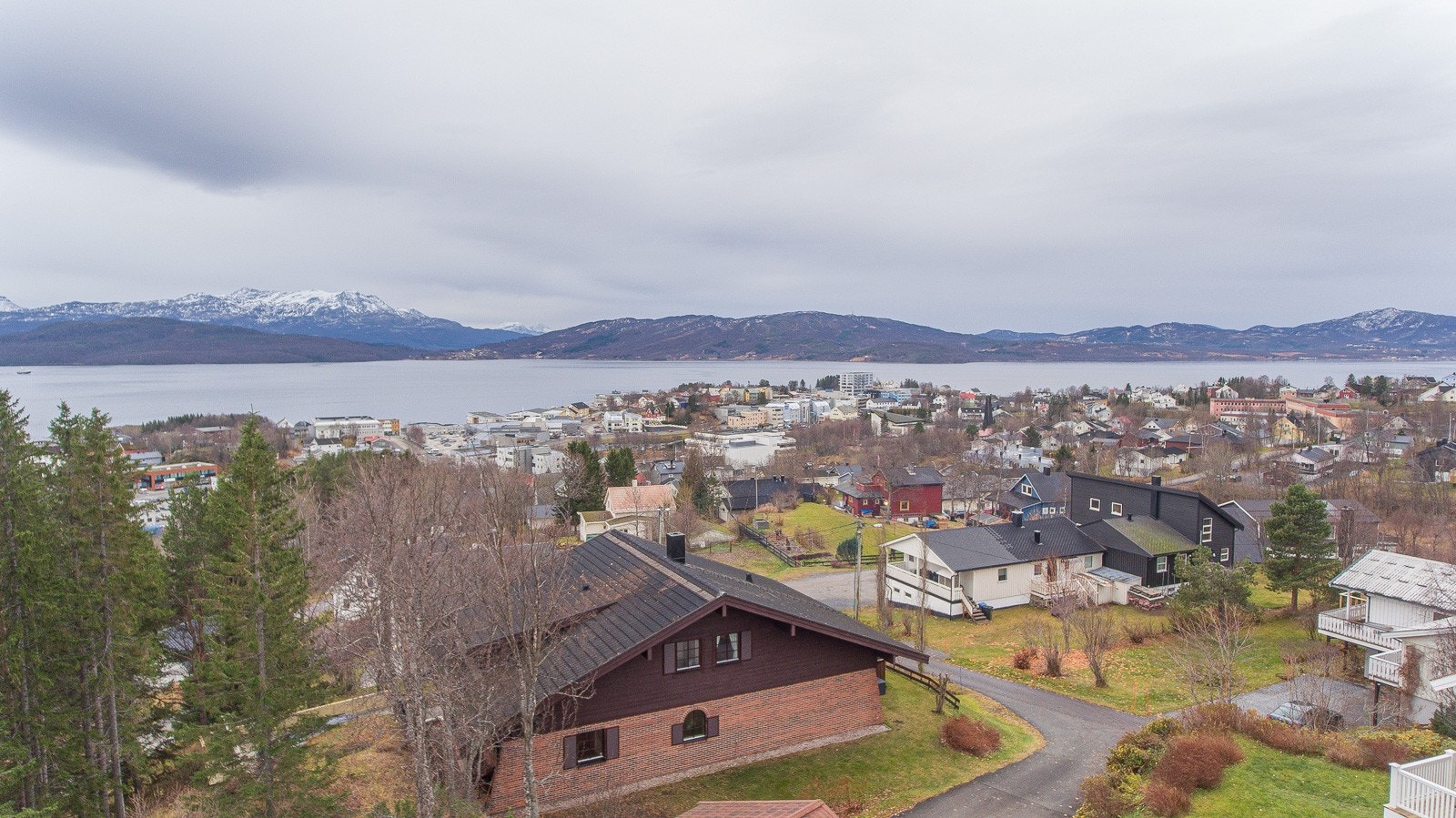 Kort vei til Finnsnes sentrum. Galleribilde