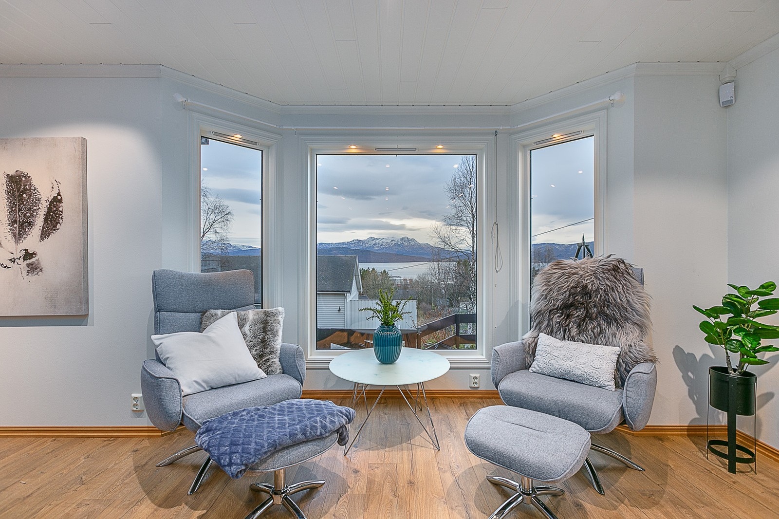 Her kan man nyte morgenkaffen til en nydelig utsikt. Galleribilde