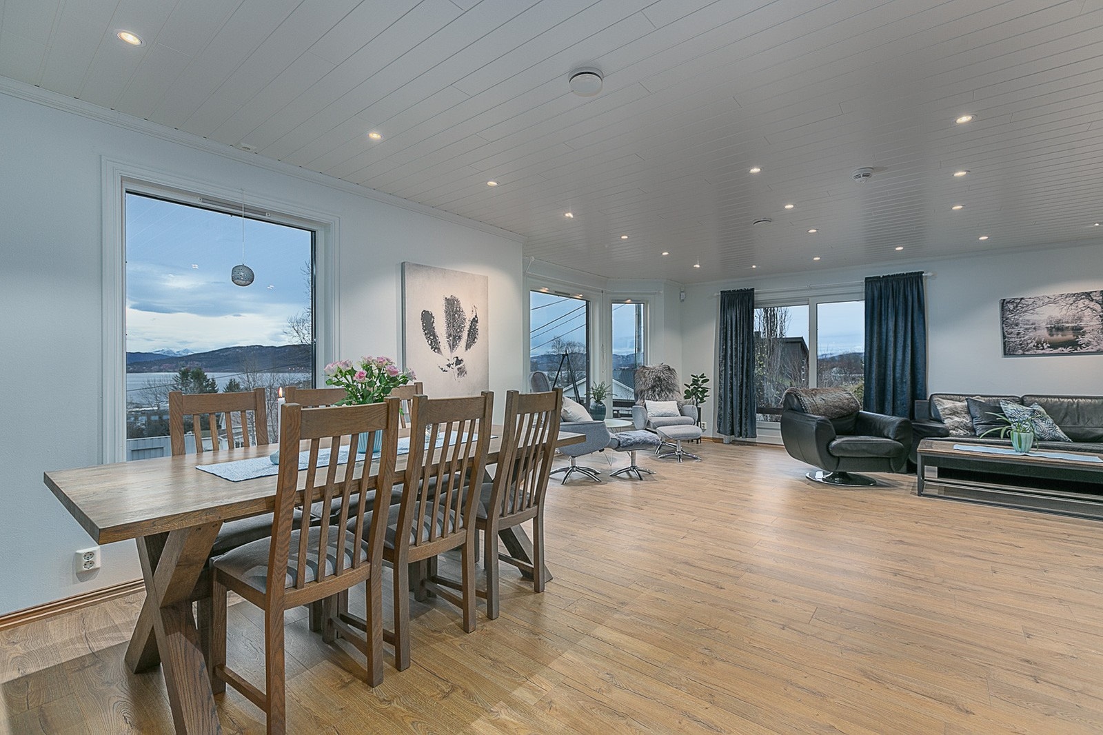 Boligen har gjennomgående lyse overflater, og varmes opp av vannbåren varme. Galleribilde
