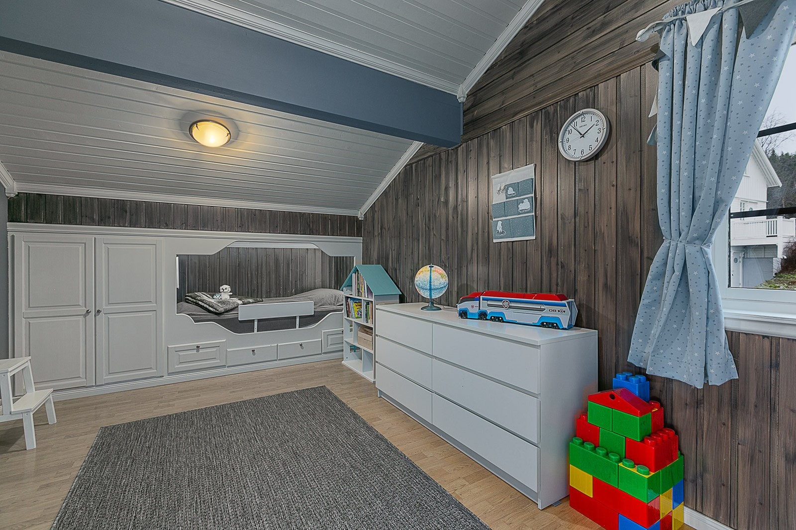 Soverom med plassbygd seng. Galleribilde