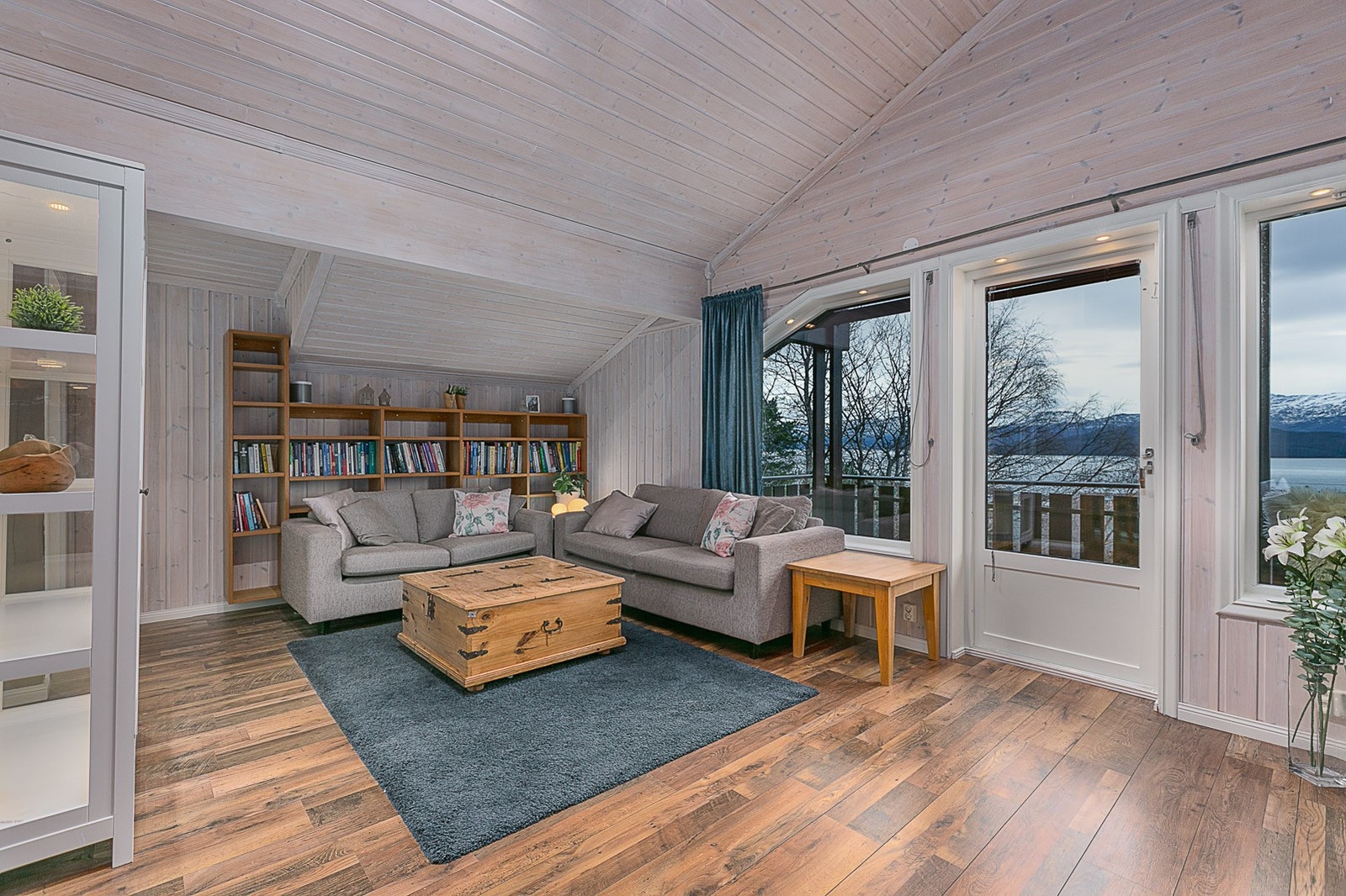 Loftstue med utgang til veranda, legg merke til detaljene med spotter i vinduskarm. Galleribilde