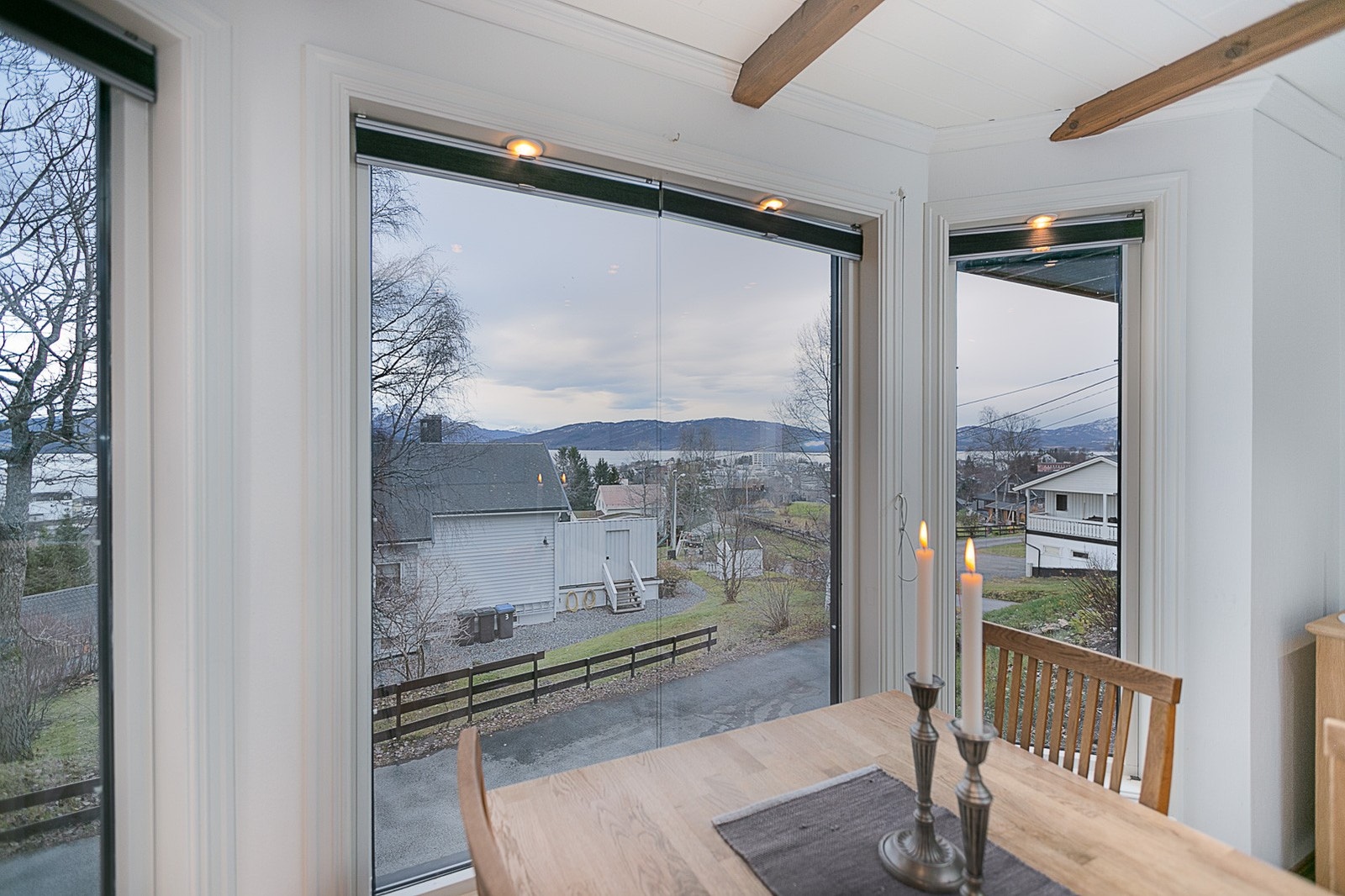 Også fra kjøkkenet kan man nyte utsikten. Galleribilde