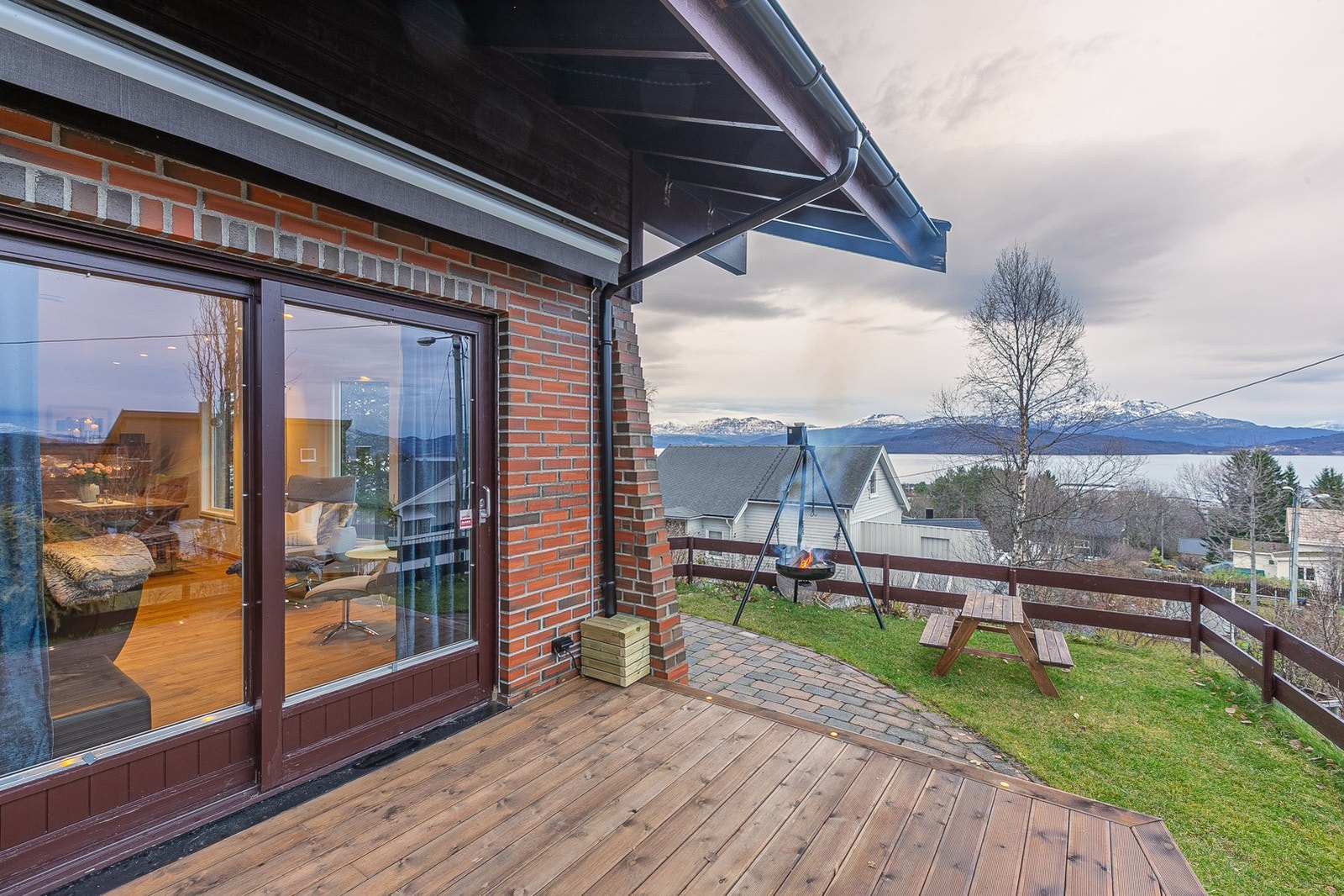 Det er innfelt spotter ytterst på terrasse. Galleribilde