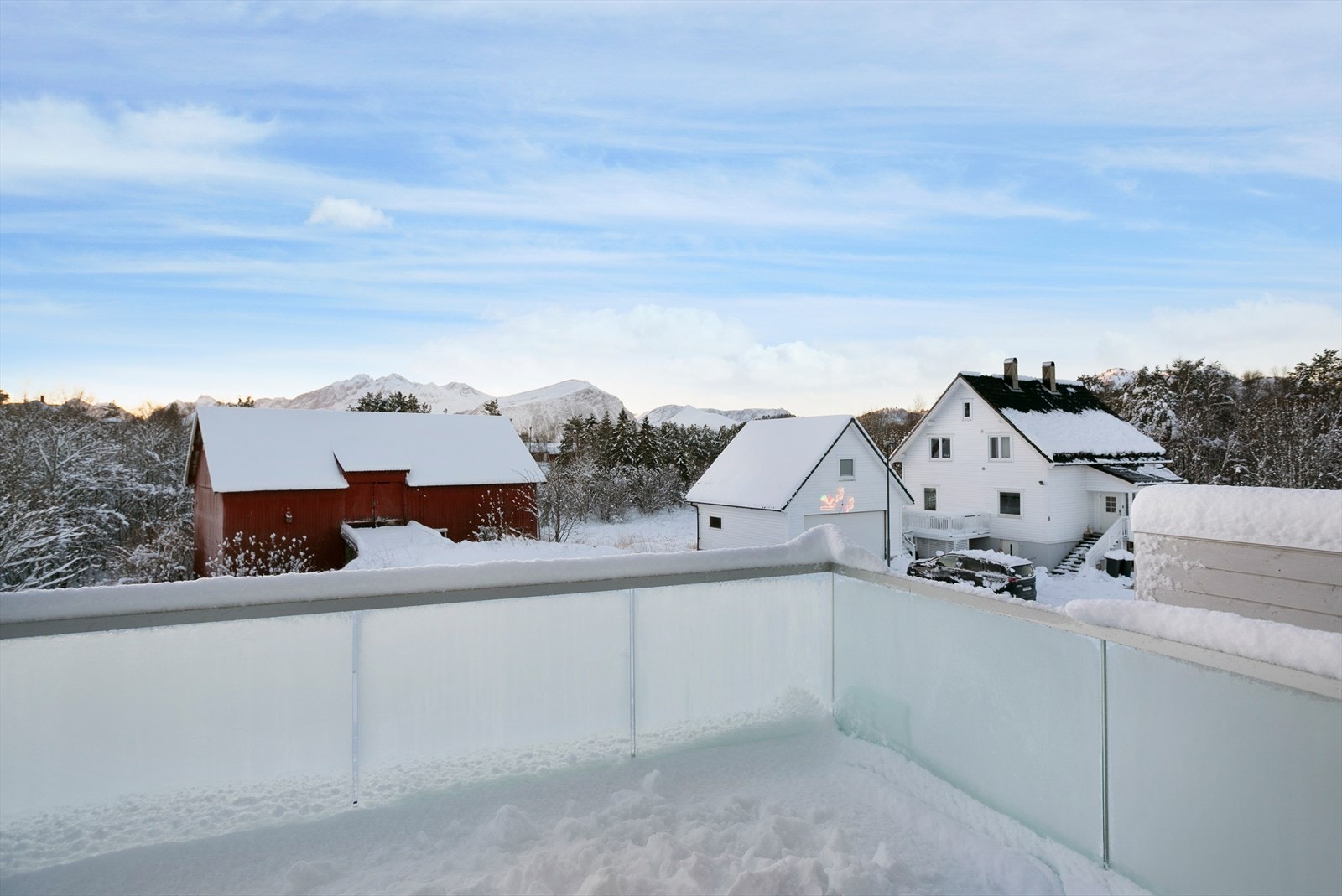 Balkong med glassrekkverk og fin utsikt Galleribilde