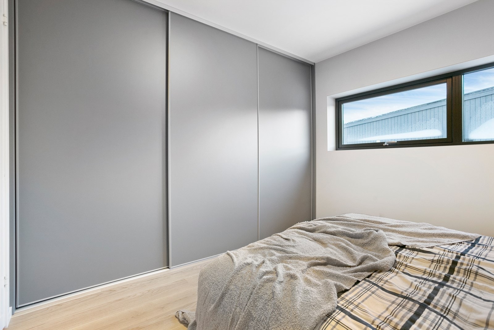Stor skyvedørsgarderobe på soverommet Galleribilde