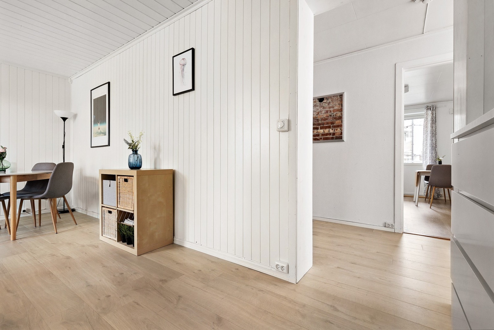 De månedlige felleskostnadene er 3.918,- og dekker bl.a. diverse honorar, drift og vedlikehold, kommunale avgifter, og tv/internett. Galleribilde