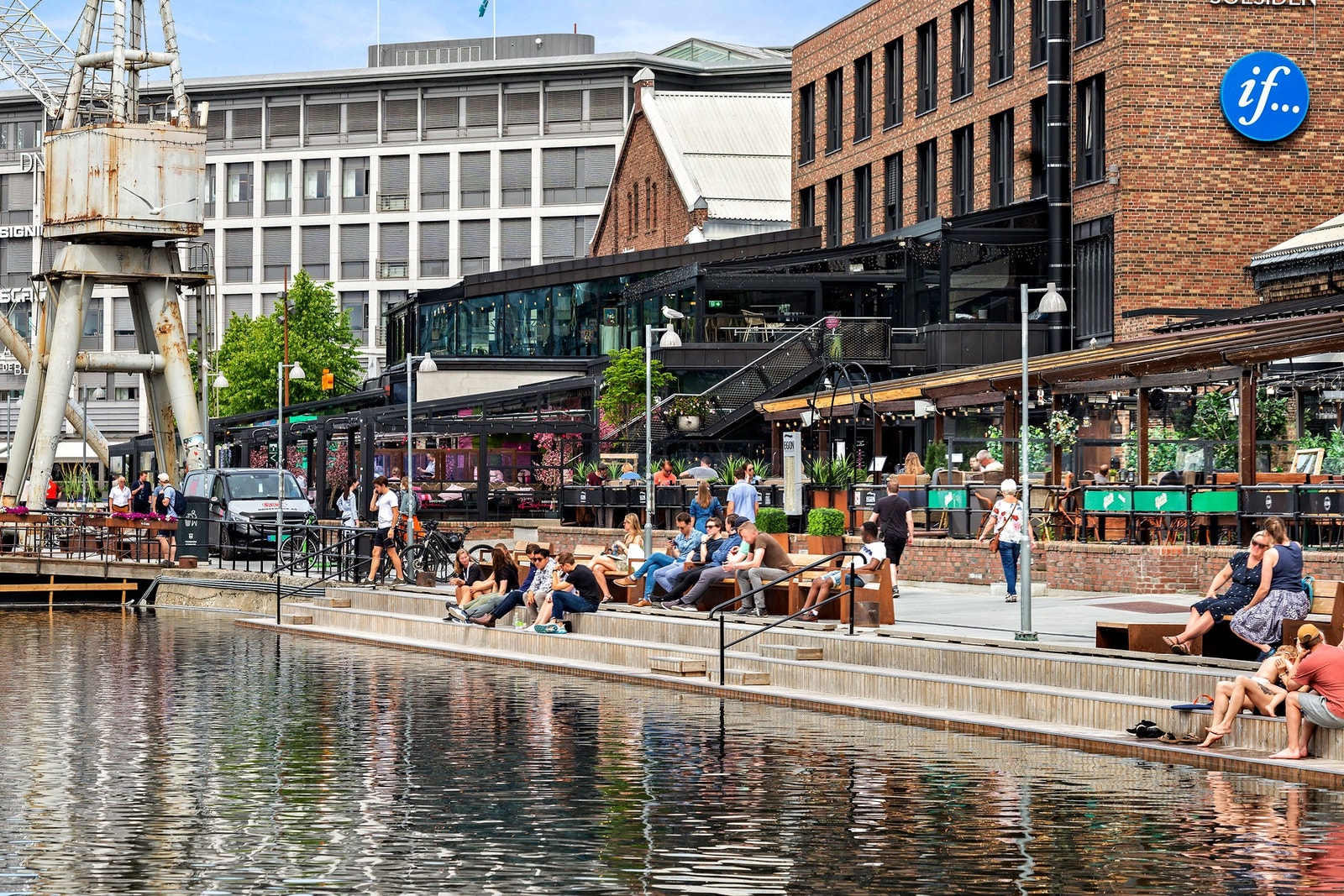 Par minutters gange ned til Solsiden med flere shoppingmuligheter, restauranter, og et yrende uteliv. Galleribilde