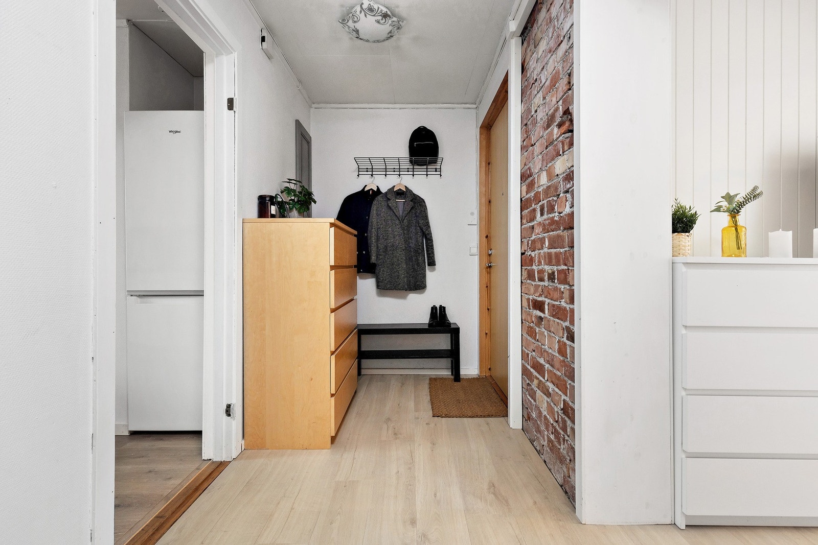 Pent inngangsparti med god plass til diverse sko- og yttertøy. Det medfølger leiligheten 3 boder. Galleribilde