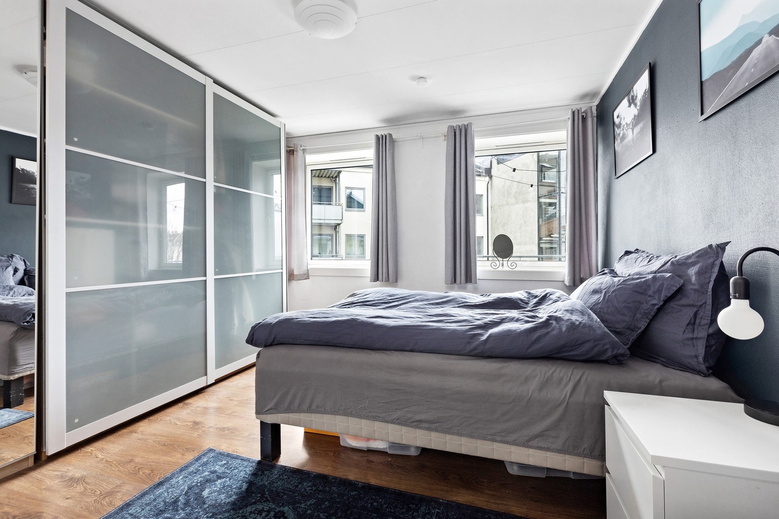 Hovedsoverommet måler hele 13,5 m2. God takhøyde og pen skyvedørsgarderobe. Galleribilde