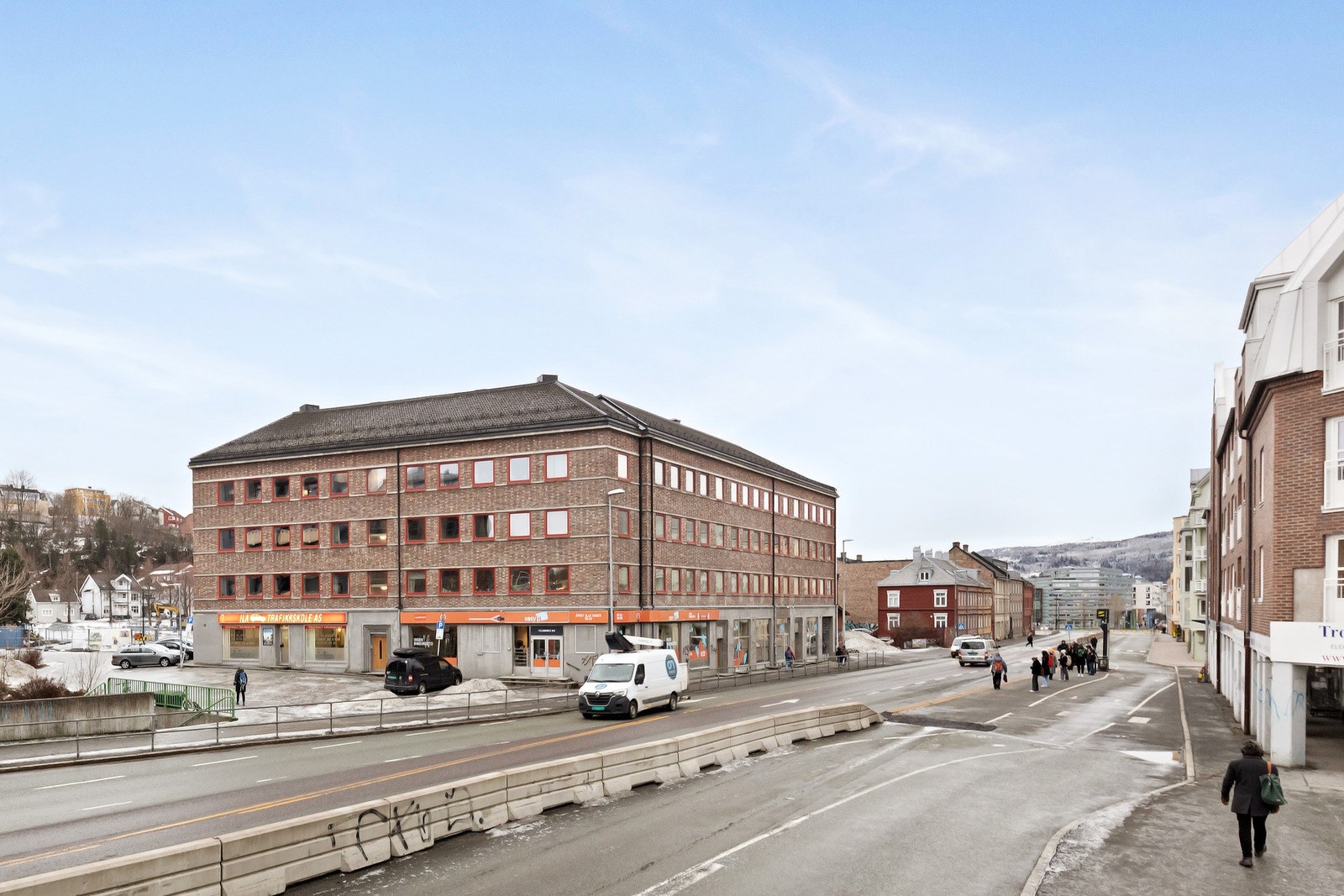 Meget sentral beliggenhet med et par minutters gange ned til Solsiden. Dagligvarehandel og buss like utenfor - et perfekt utgangspunkt! Galleribilde