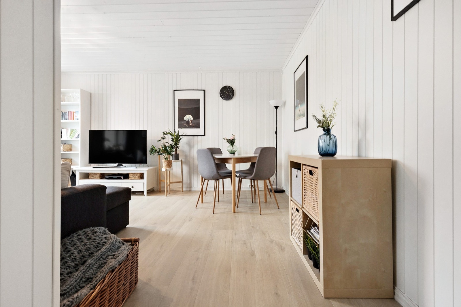 Stuens størrelse og utforming gir god plass til et fint spisebord. Galleribilde