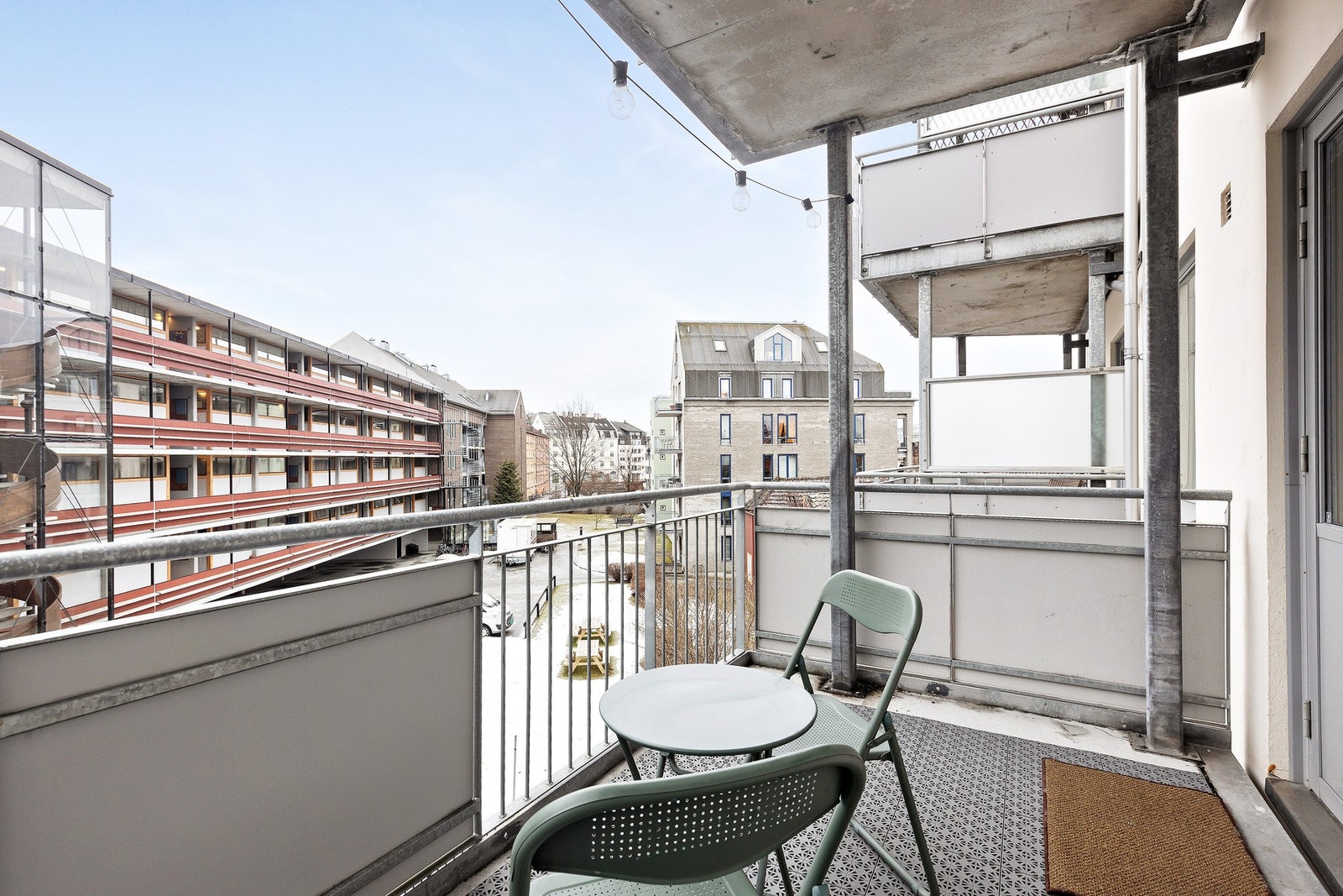 Herlig balkong hvor du får solen ca. 09:00 - 17:00 sommerstid. Takoverbygget forlenger utesesongen. Inngjerdet bakgård. Galleribilde
