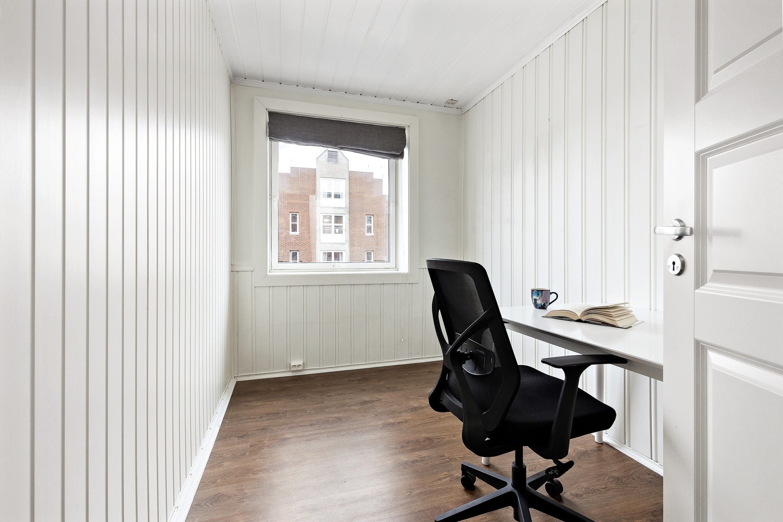 Soverom 2 måler 6,5 m2 og har god plass til en seng. Perfekt om man trenger et ekstra gjesterom eller et kontor. Hva med å leie ut et rom? Galleribilde