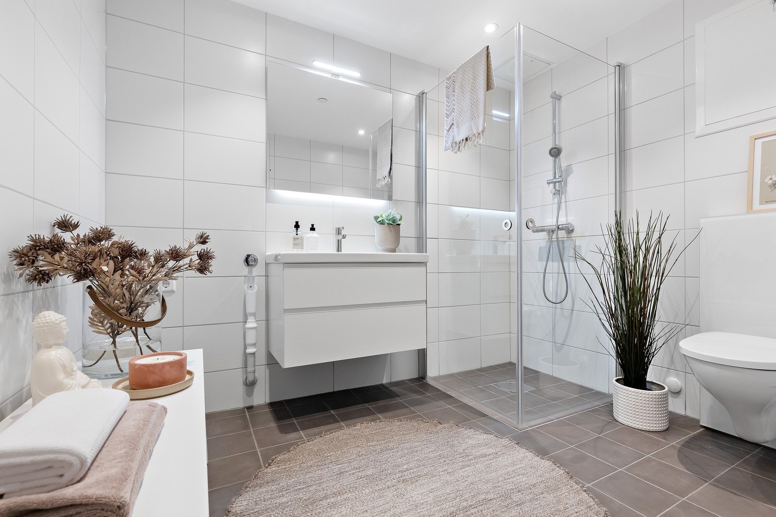 Nydelig flislagt bad. Opplegg for vaskemaskin. Galleribilde