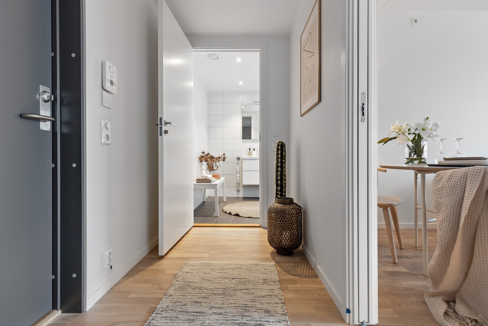 Romslig gang som er mulig å skille av fra stuerommet med en praktisk skyvedører. Galleribilde