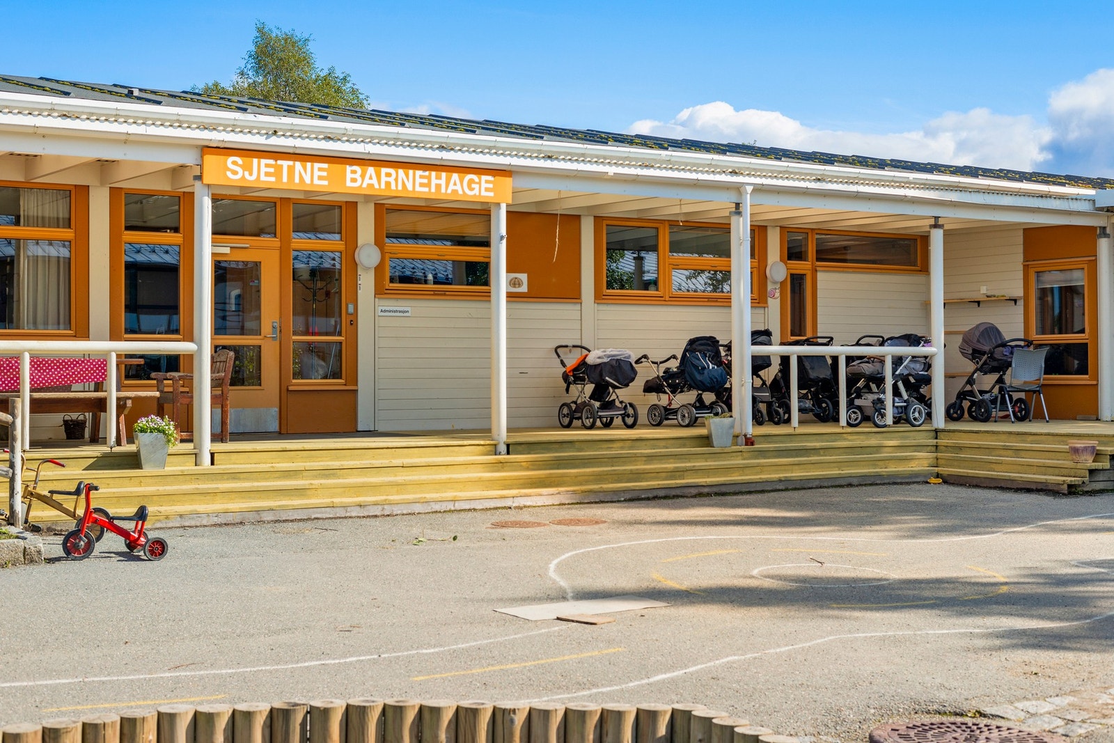 Det ligger tre barnehager i område. Sjetne barnehage, vennegjengen familiebarnehage og leirfossen barnehage. Galleribilde