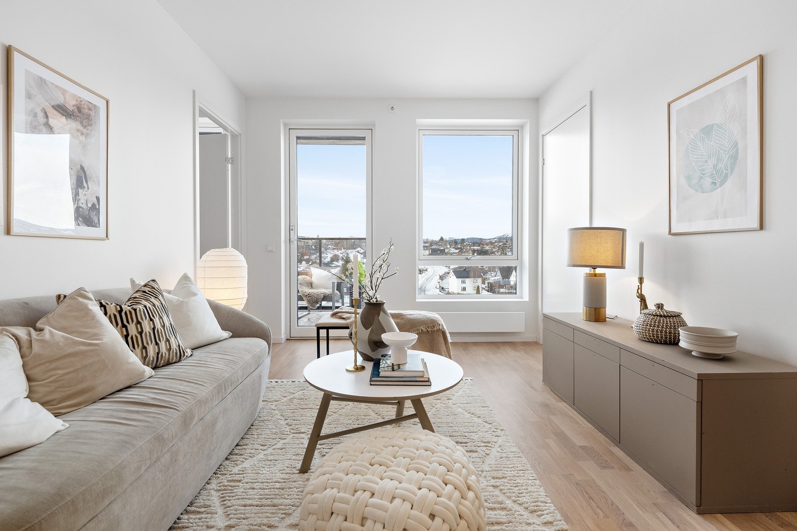 Flotte vindusflater og utgang til vestvendt balkong. Galleribilde