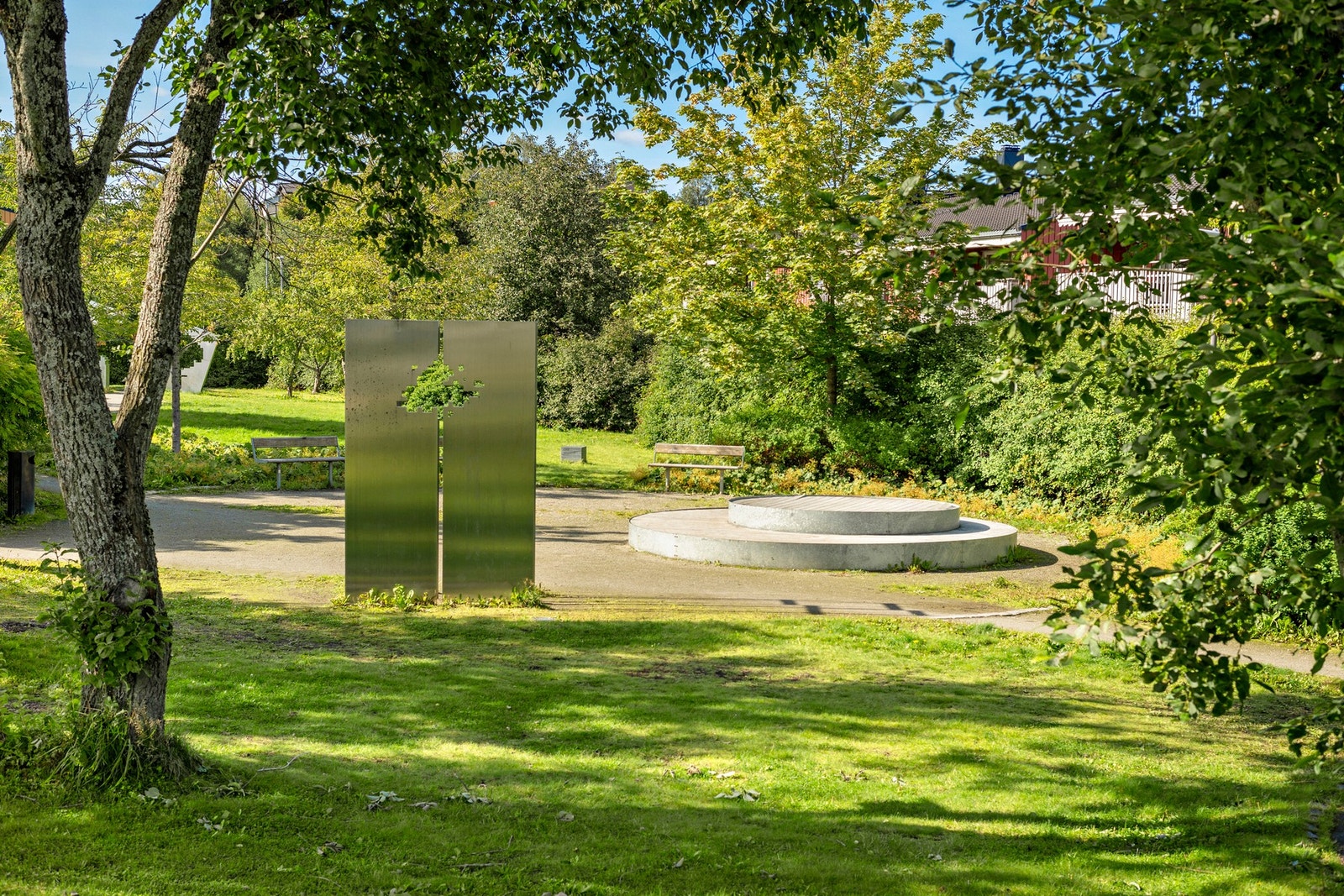 Flott kunstpark designet av landskapsarkitekten Birgit Høyland fra Rambøll. Denne ligger ved Coop Prix. Galleribilde