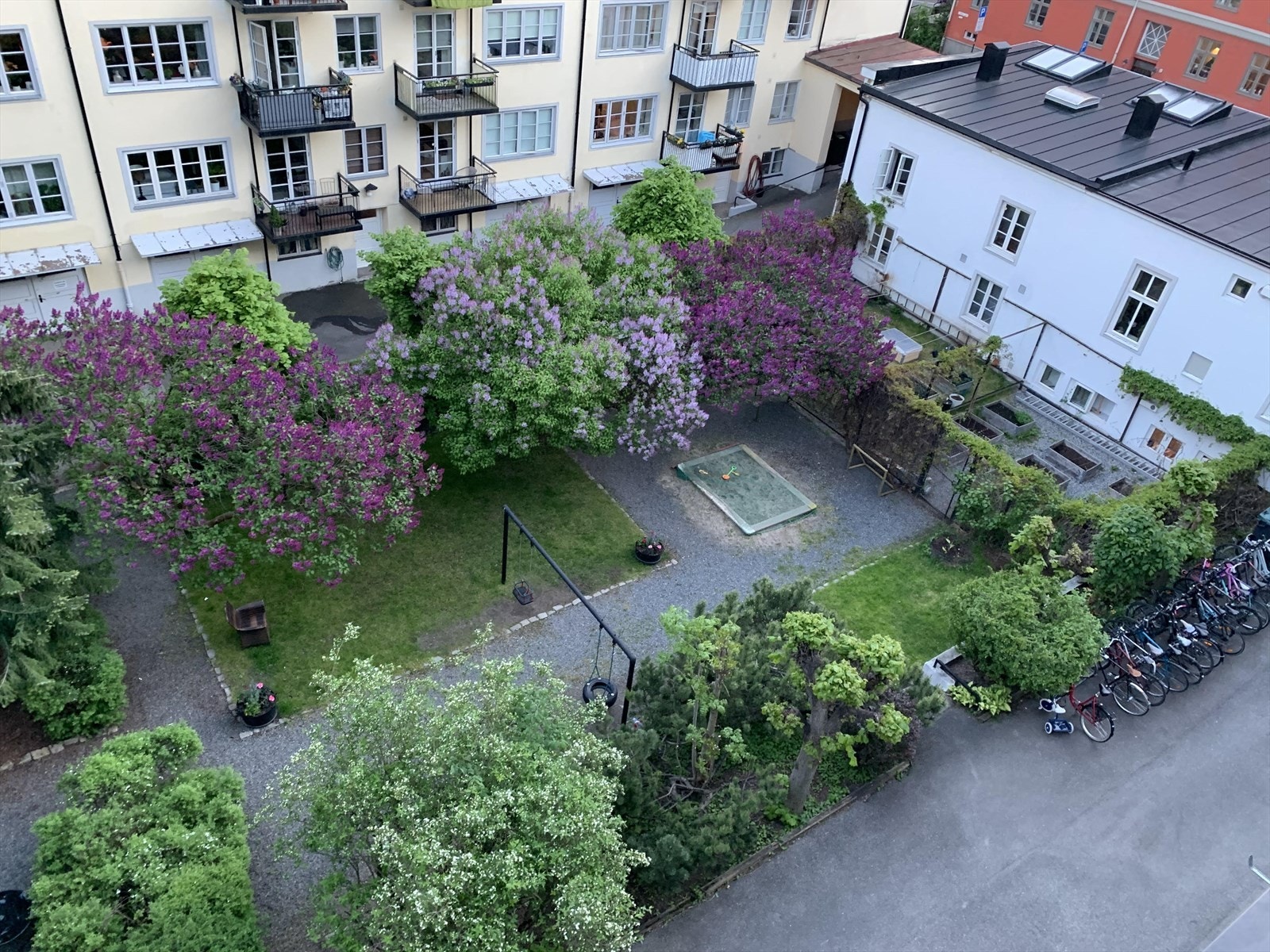 Sameiets hyggelige bakgård. Sameiet har totalt 9 plantekasser som tildeles etter venteliste, der beboerne kan dyrke sine egne urter og grønnsaker. Galleribilde
