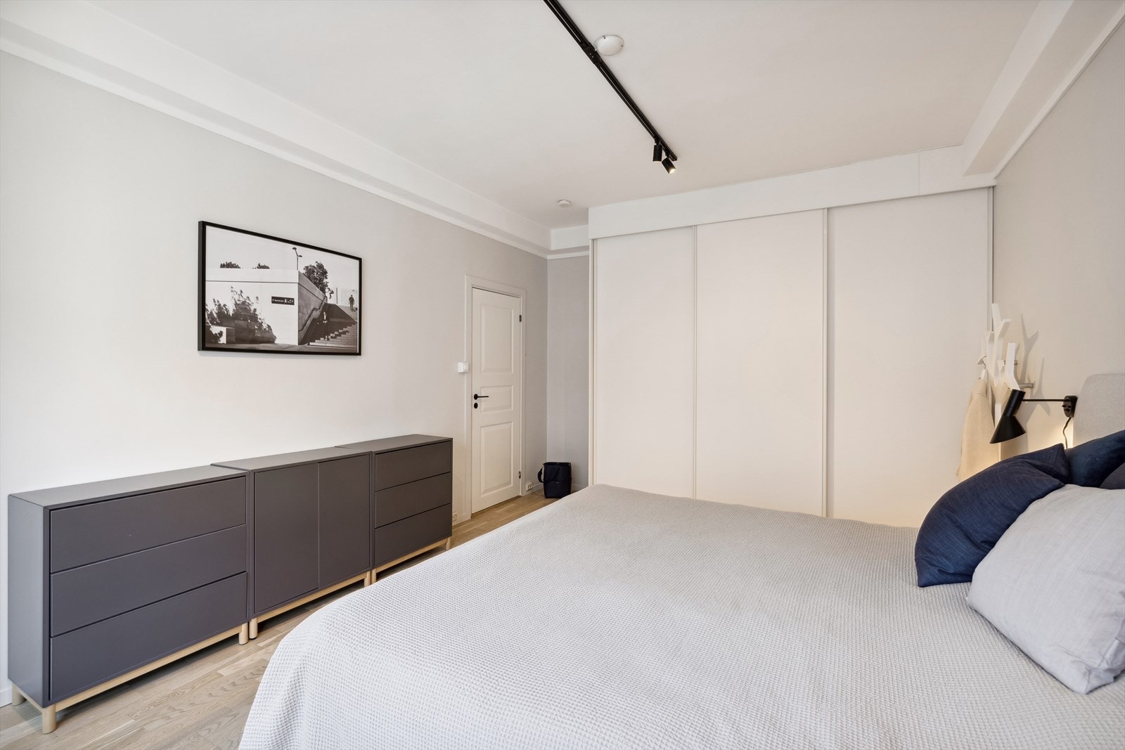 Hovedsoverommet er meget romslig og har rikelig med oppbevaringsplass i stor skyvedørsgarderobe. Galleribilde