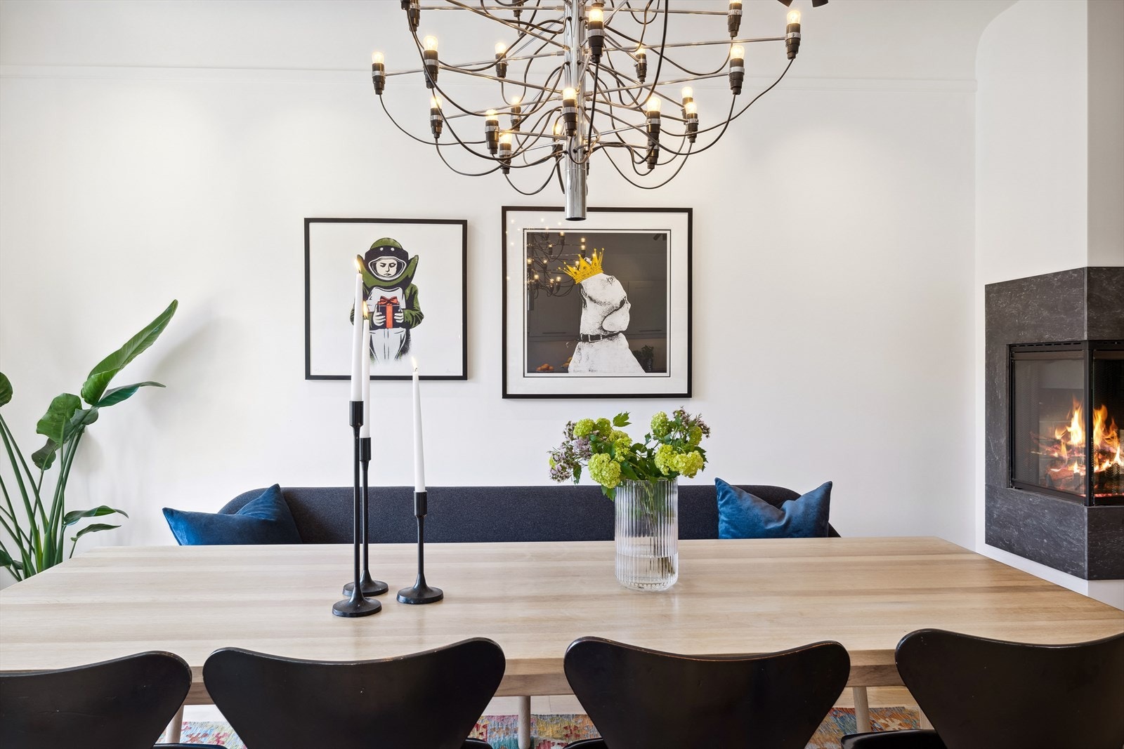 Naturlig plass for stort spisebord i spisestuen. Galleribilde