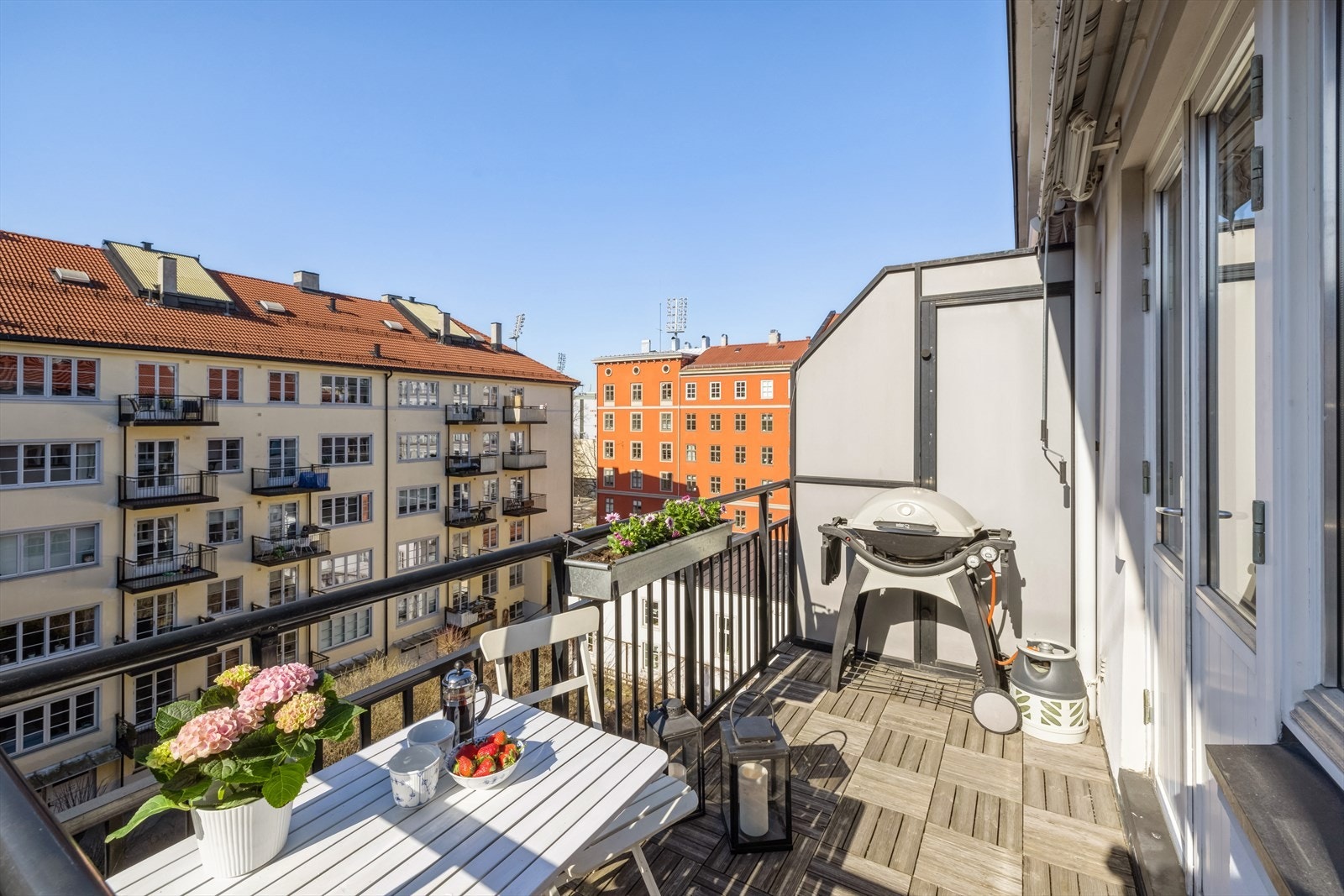 God plass til sittegruppe og grill. Galleribilde